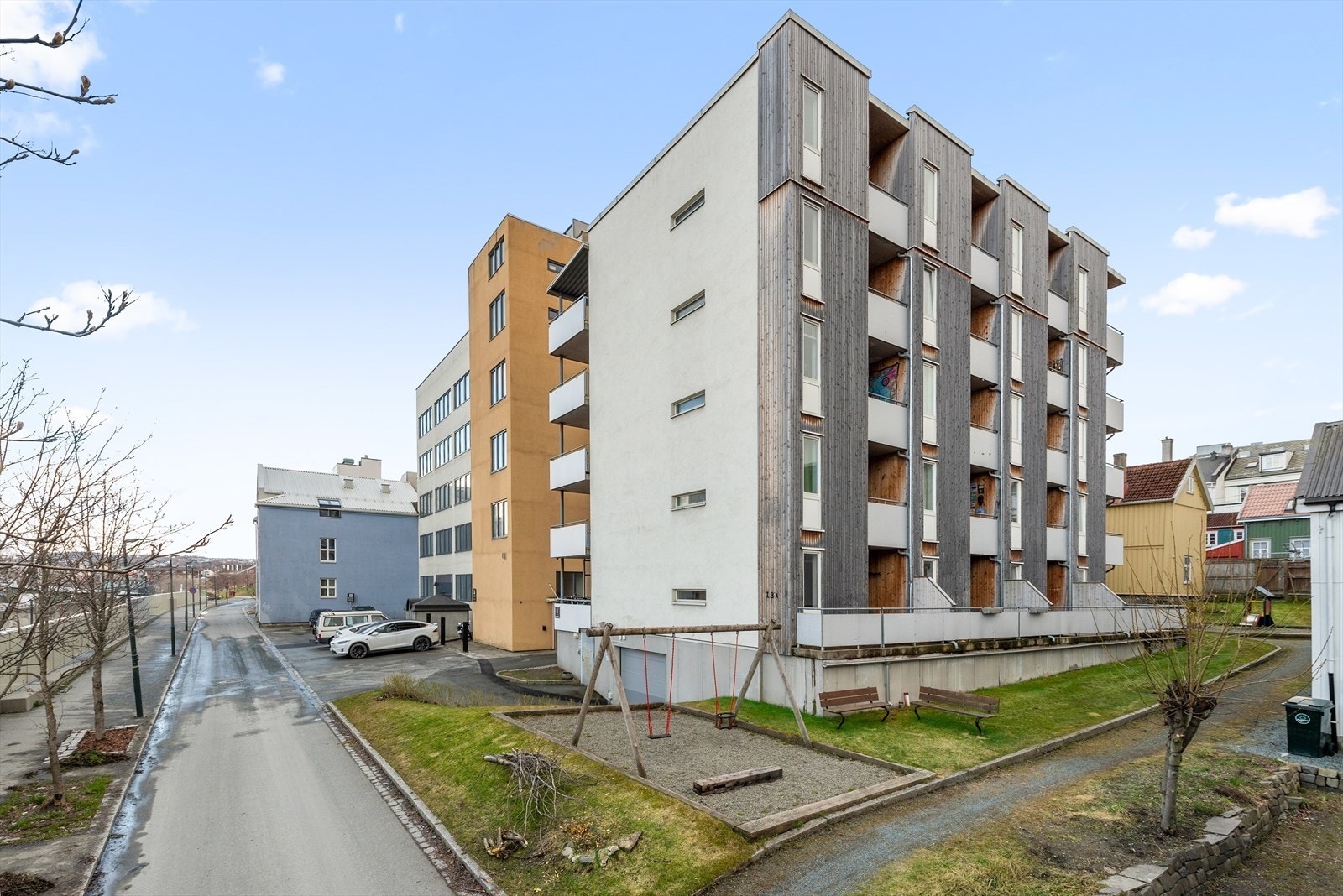 Fra leiligheten er det gangavstand til både Bymarka og sjøpromenaden, men likevel i umiddelbar nærhet til sentrum med alt av hverdagslige servicefasiliteter som shopping, dagligvarehandel, restauranter mm. Galleribilde