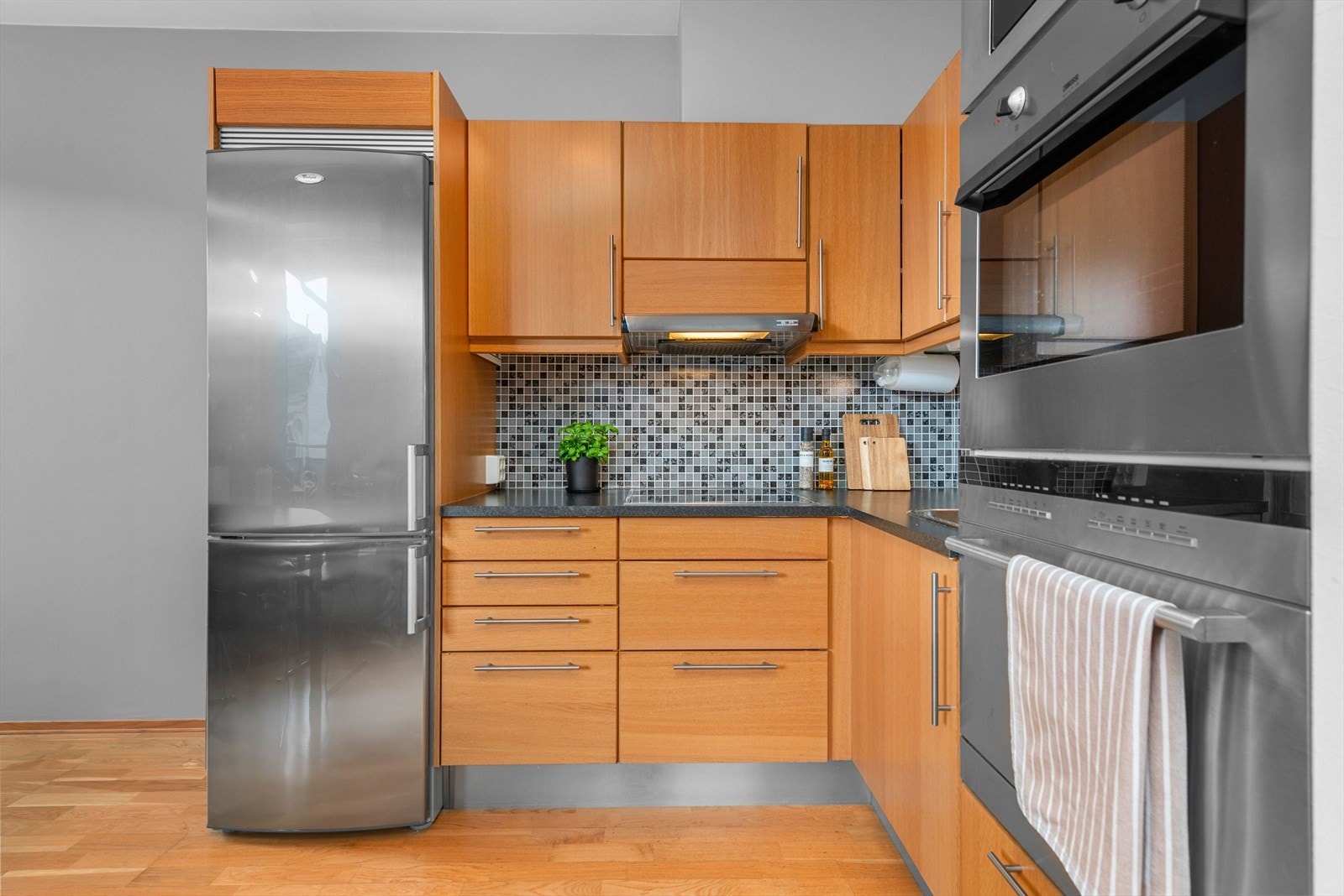 Kjøkkenet har integrerte hvitevarer som platetopp, komfyr, oppvaskmaskin og mikrobølgeovn. Galleribilde