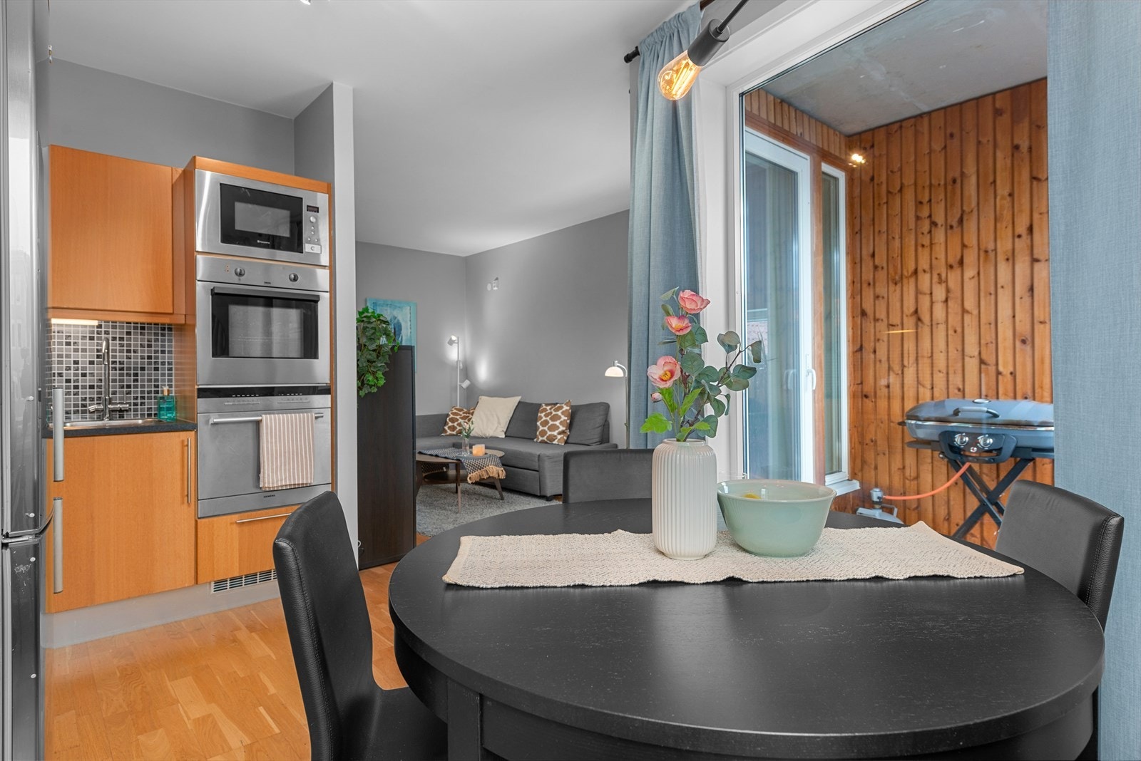 Det meste er inkludert i de månedlige felleskostnadene som strøm, fjernvarme, kommunale avgifter, parkering og TV/bredbånd. Galleribilde