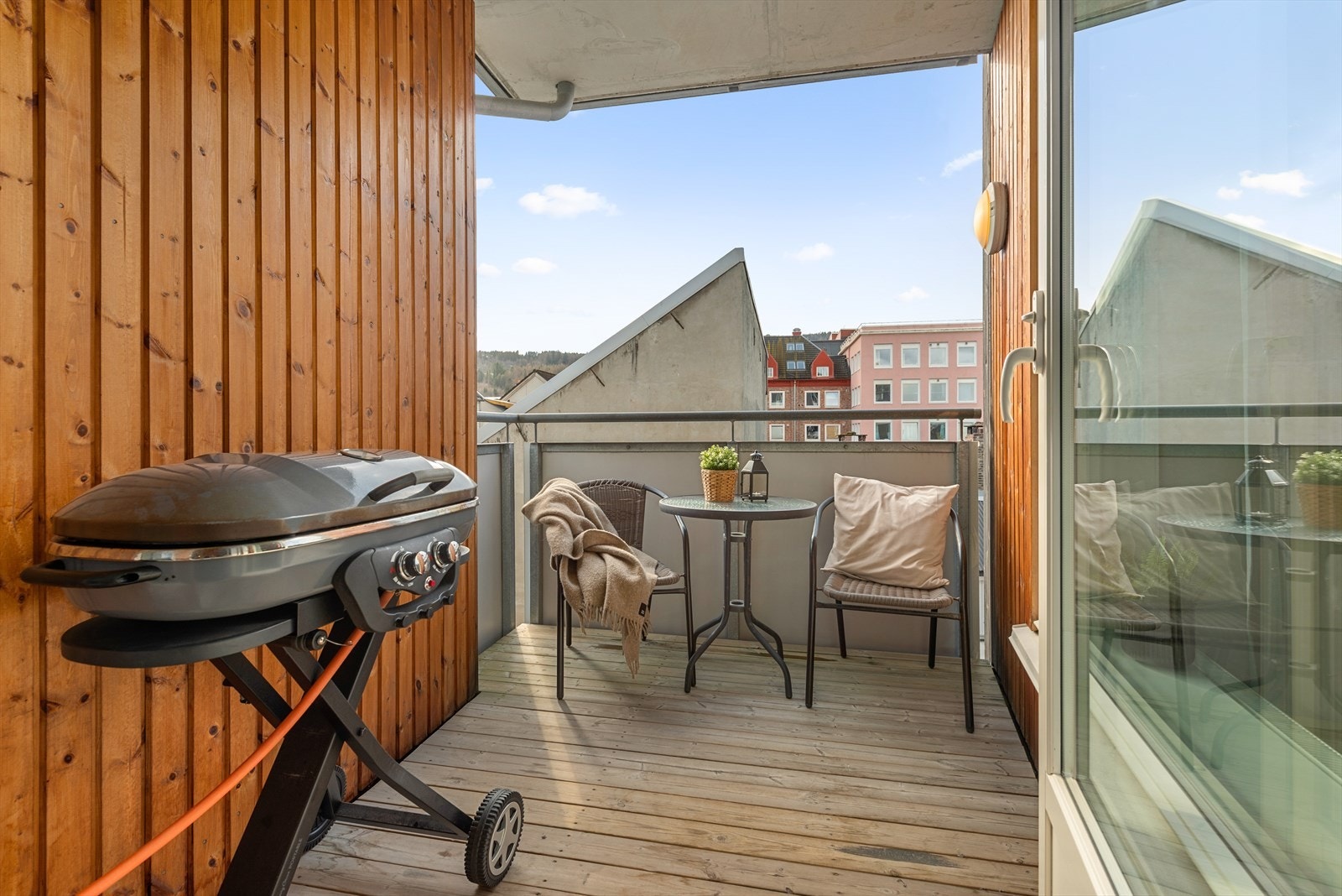 Fra stuen har du direkte adkomst til leilighetens vestvendte balkong med gode solforhold på ettermiddag- og kveldstid. Her er det plass til både utemøblement og grill. I 5. etasje har du i tillegg felles takterrasse. Galleribilde