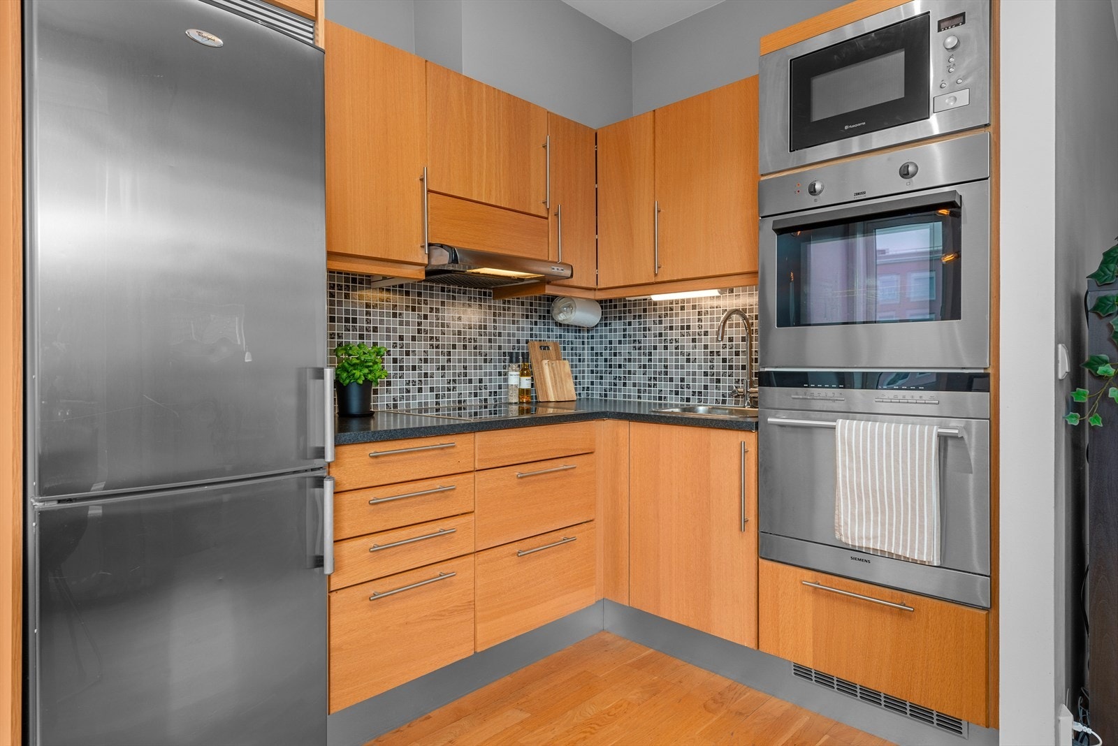 Kjøkkenet er fra byggeår og holder fortsatt en moderne standard Galleribilde