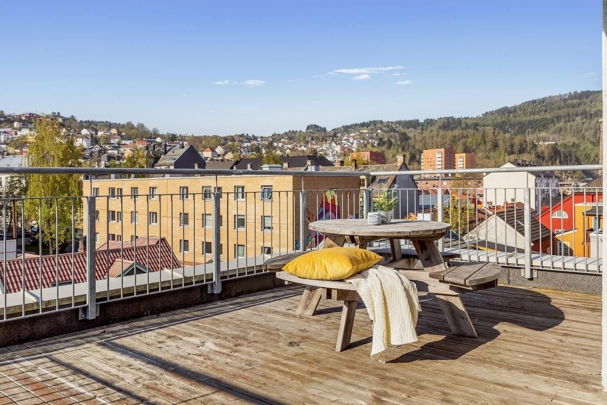 I 5. etasje har du tilgang til borettslagets takterrasse. Her kan du nyte gode solforhold hele dagen, med en flott utsikt mot Steinberget, fjorden og sentrum. Galleribilde