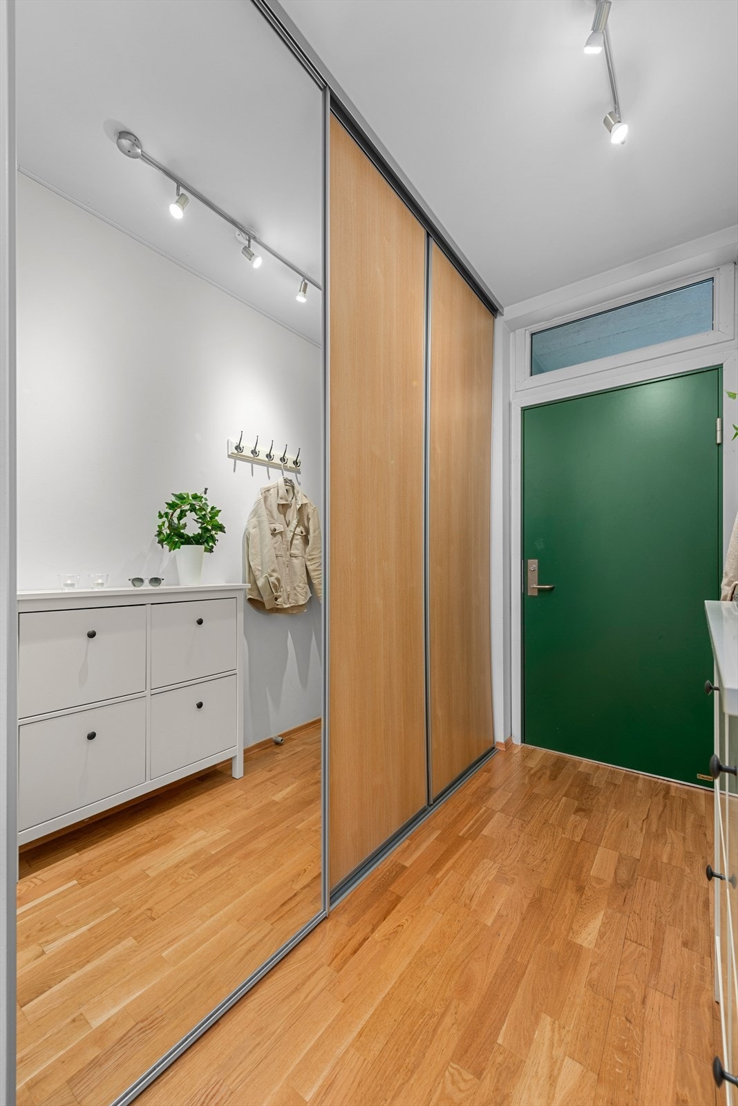 Entré med god plass til oppbevaring av sko- og yttertøy i skyvedørsgarderoben, samt ekstra skapplass for oppbevaring av klær ol. Galleribilde