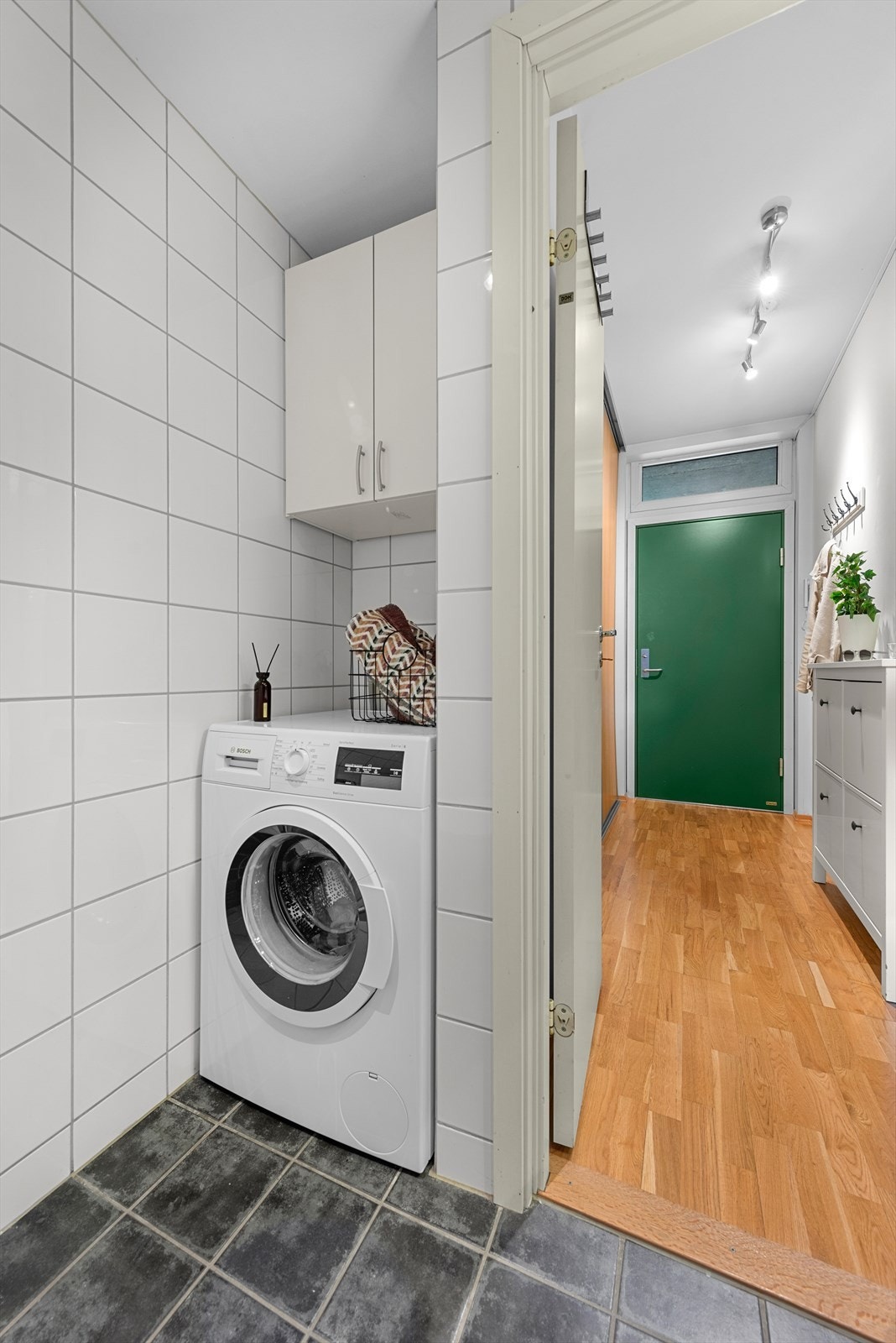 Her har du egen plassbygd løsning for vaskemaskin, med skapplass over. Galleribilde