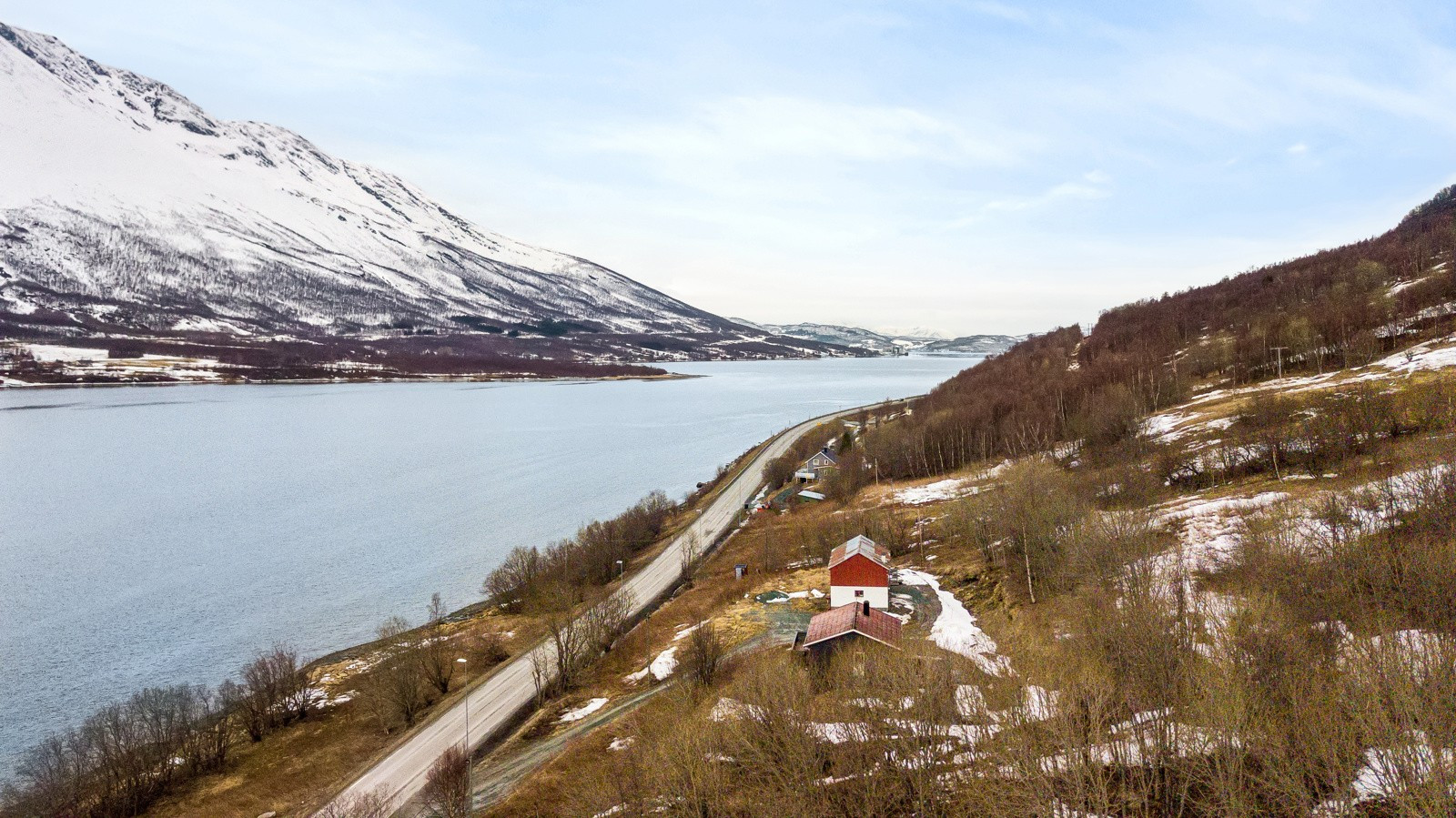 Eiendommen har en naturskjønn beliggenhet på Nordkjosbotn med kort avstand til skoler, barnehage, dagligvare, treningssenter og apotek.