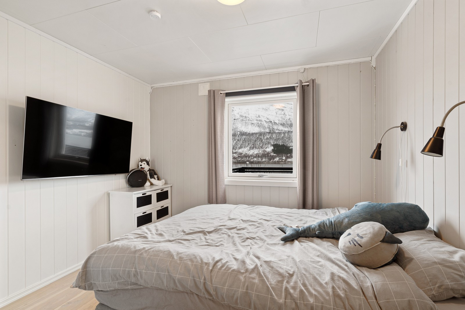 Hovedsoverommet er lunt og fint med plass til stor seng og tilhørende nattbord.