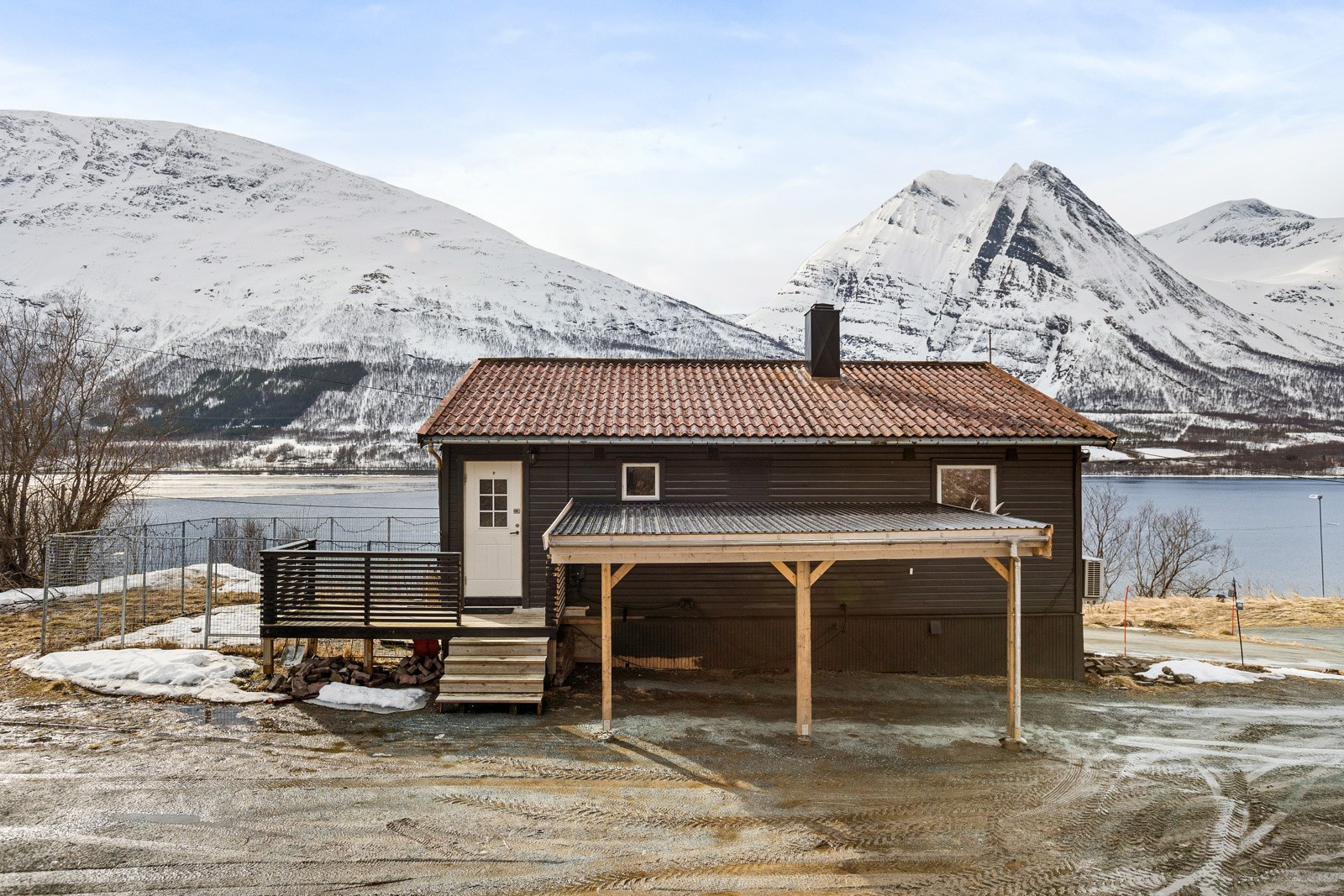 Inngangsparti til hovedleiligheten i 1. etasje. Carport etablert i tilknytning til inngangsparti.
