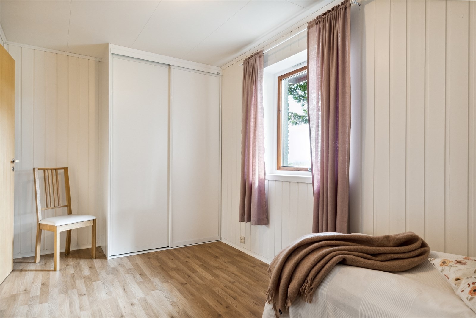 Det er tilhørende garderobeskap på to av soverommene. Galleribilde