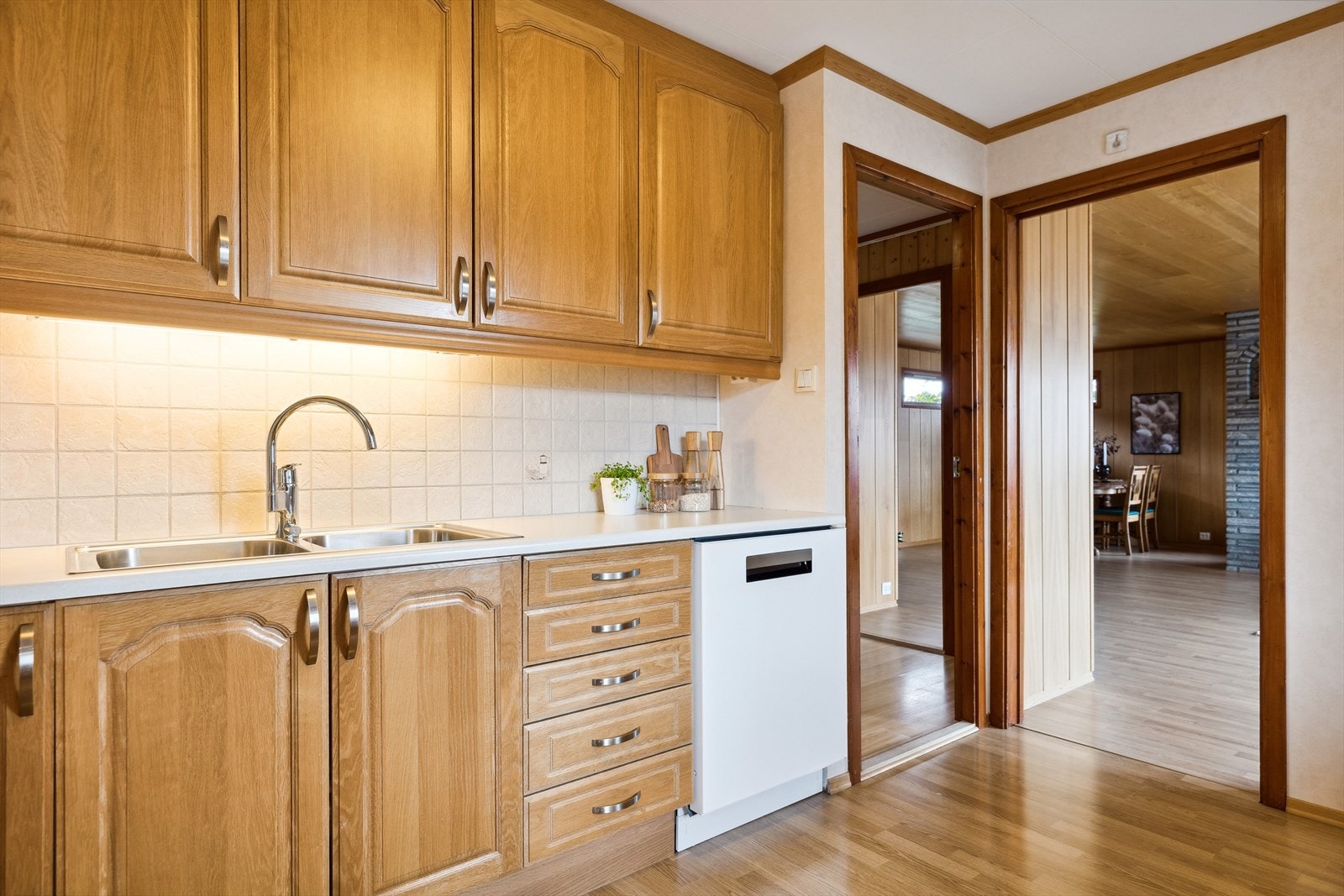 Innredningen ble oppgradert 2007, og kjøkkenet har opplegg for oppvaskmaskin og ventilator over kokesone. Galleribilde