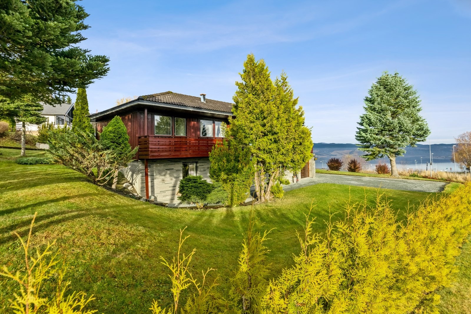 Eiendommen ligger i fantastiske omgivelser like utenfor Buvik sentrum. Galleribilde