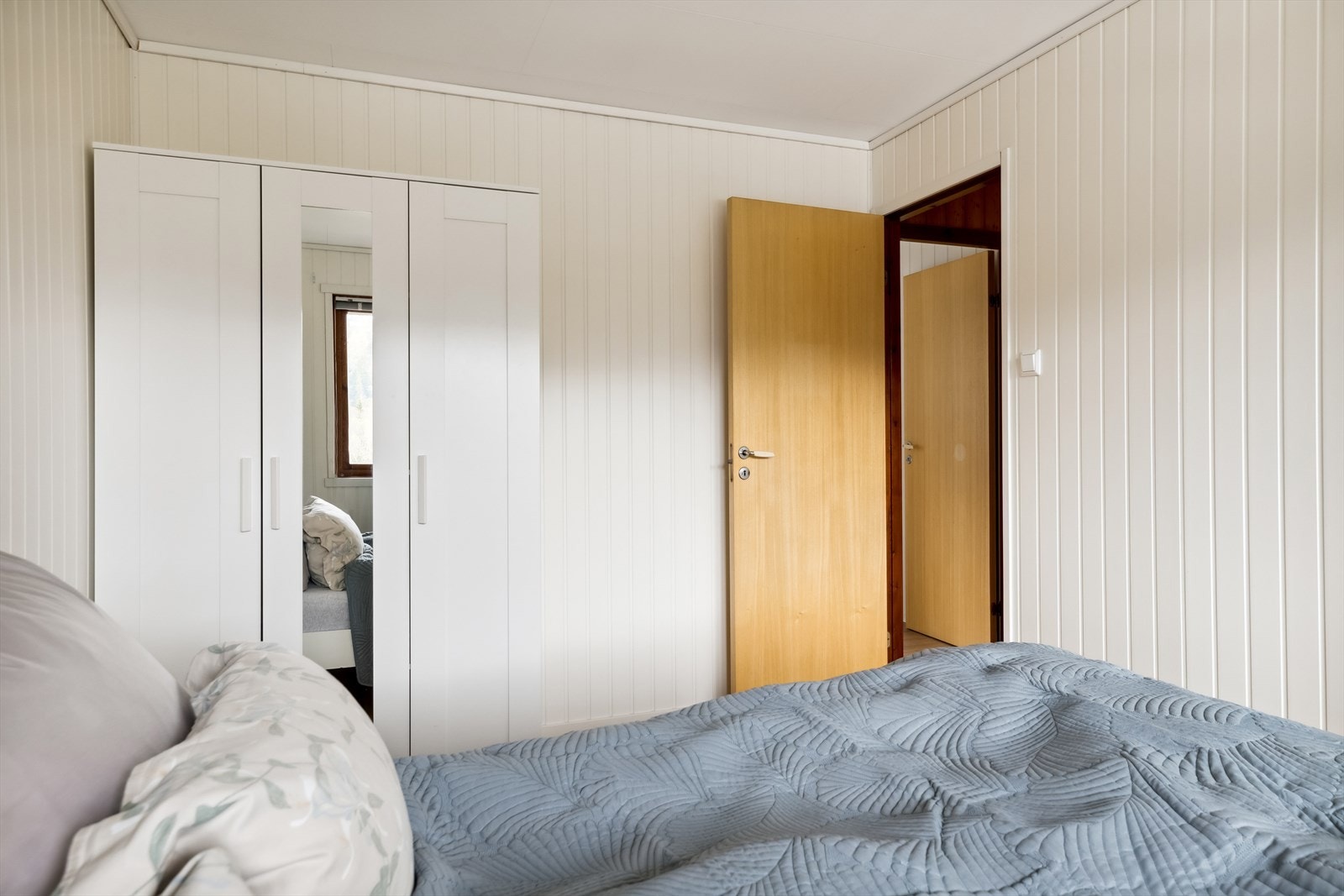 Eneboligen har fire fine soverom, med to i hver etasje. Galleribilde