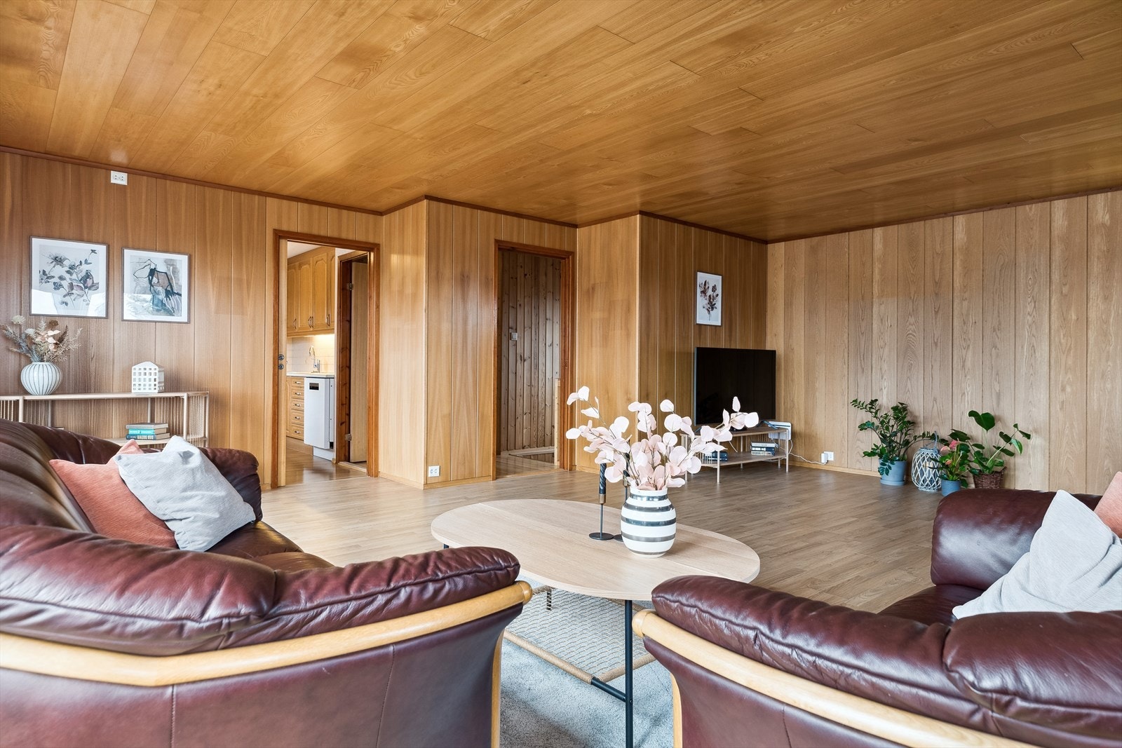 Boligen er fra 1980, og har et totalt bruksareal på 184 m². Galleribilde