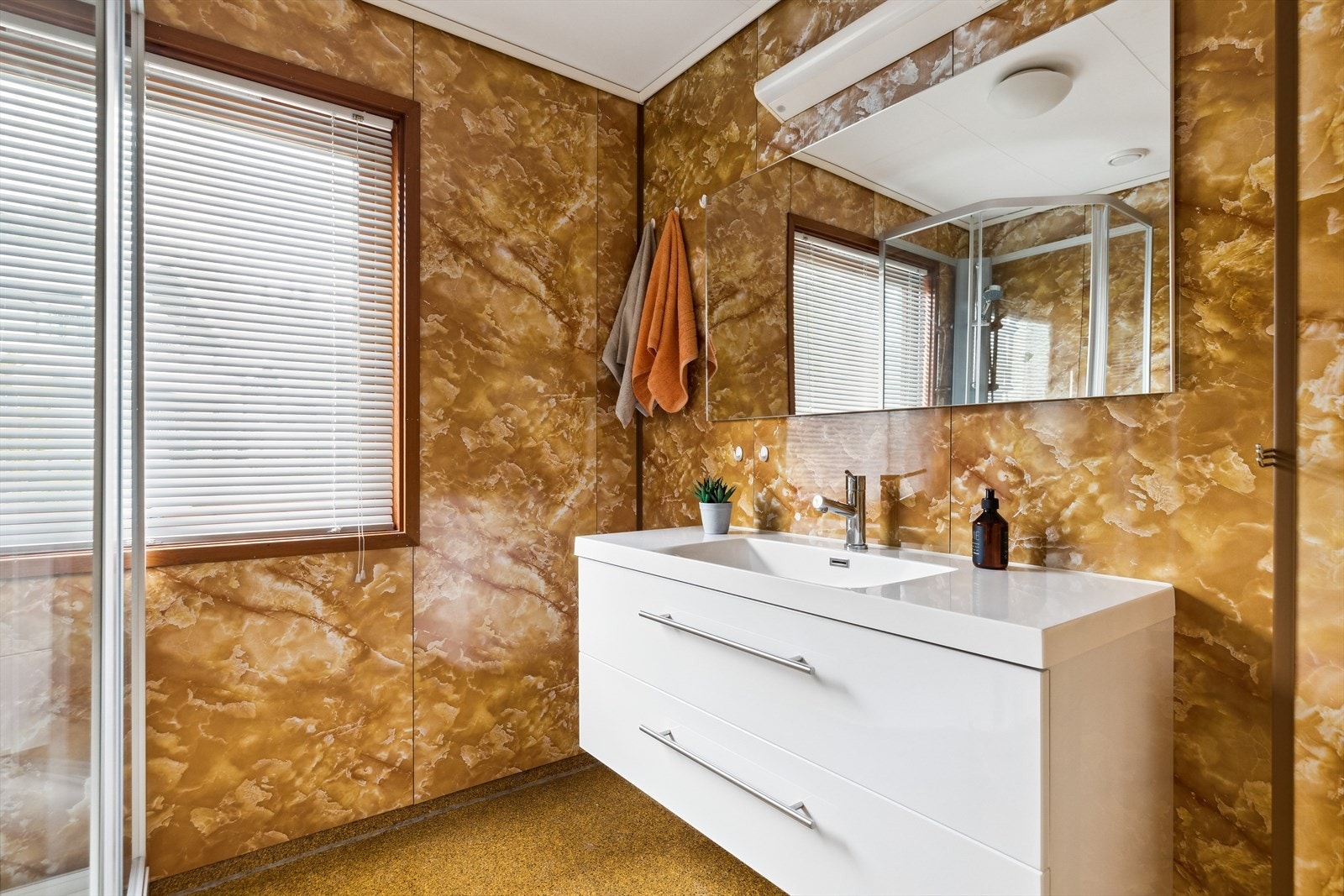 Boligen har bad i første etasje, som er ble oppgradert med ny innredning og avtrekksventil i 2022. Galleribilde