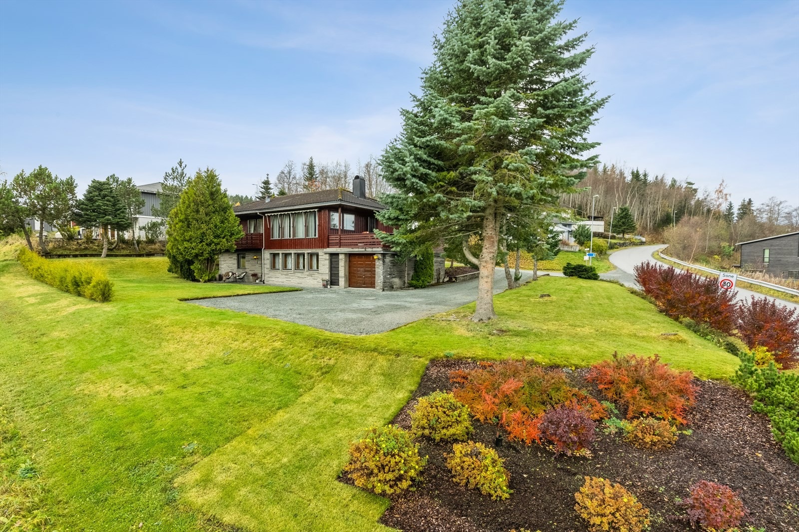 Heimdal Eiendomsmegling v/Marius Kvalvik har gleden av å presentere Ilhaugvegen 1 - en flott enebolig av god størrelse på to plan. Galleribilde