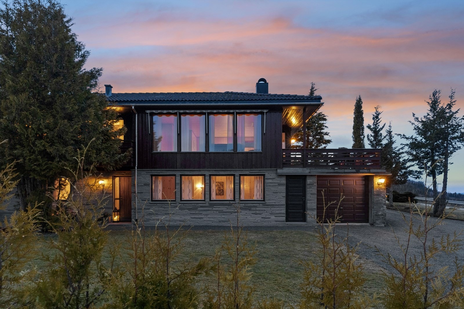 Tomten består for det meste av en stor hage som egner seg godt til både lek og rekreasjon. Galleribilde