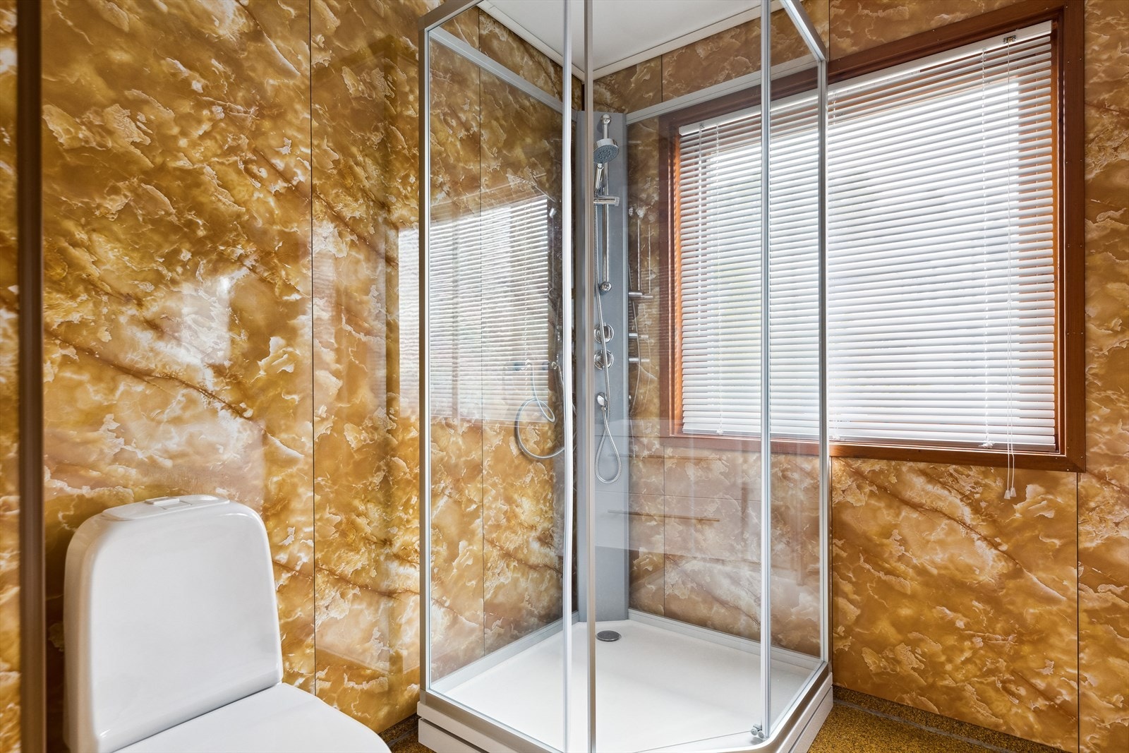 Badet har også toalett fra 2010, samt dusjkabinett. Galleribilde