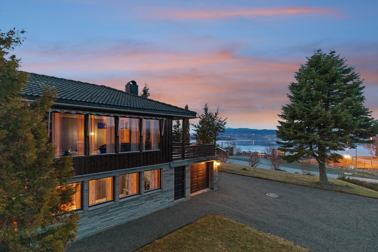 Fra eiendommen er det også kort vei til flotte tur- og rekreasjonsområder. Galleribilde