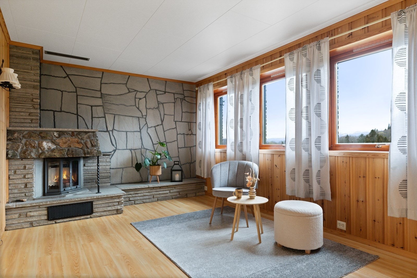 Ved gangen i sokkeletasjen er det en hyggelig kjellerstue med peisinnsats. Galleribilde