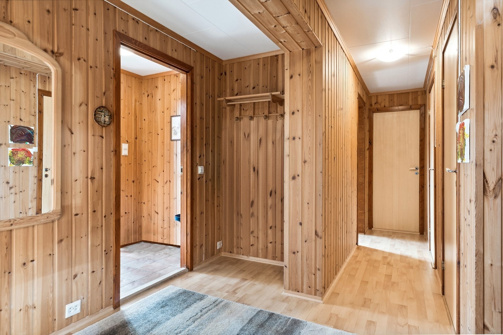 I gangen har du nisje til åpen garderobeløsning. Galleribilde