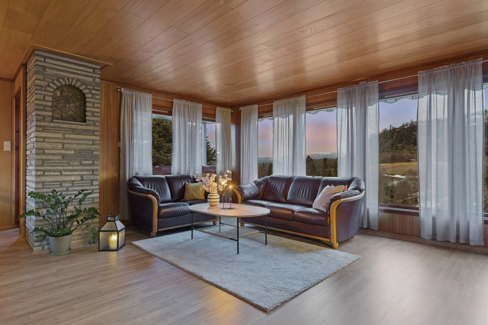 I første etasje har eneboligen en stor stue. Galleribilde