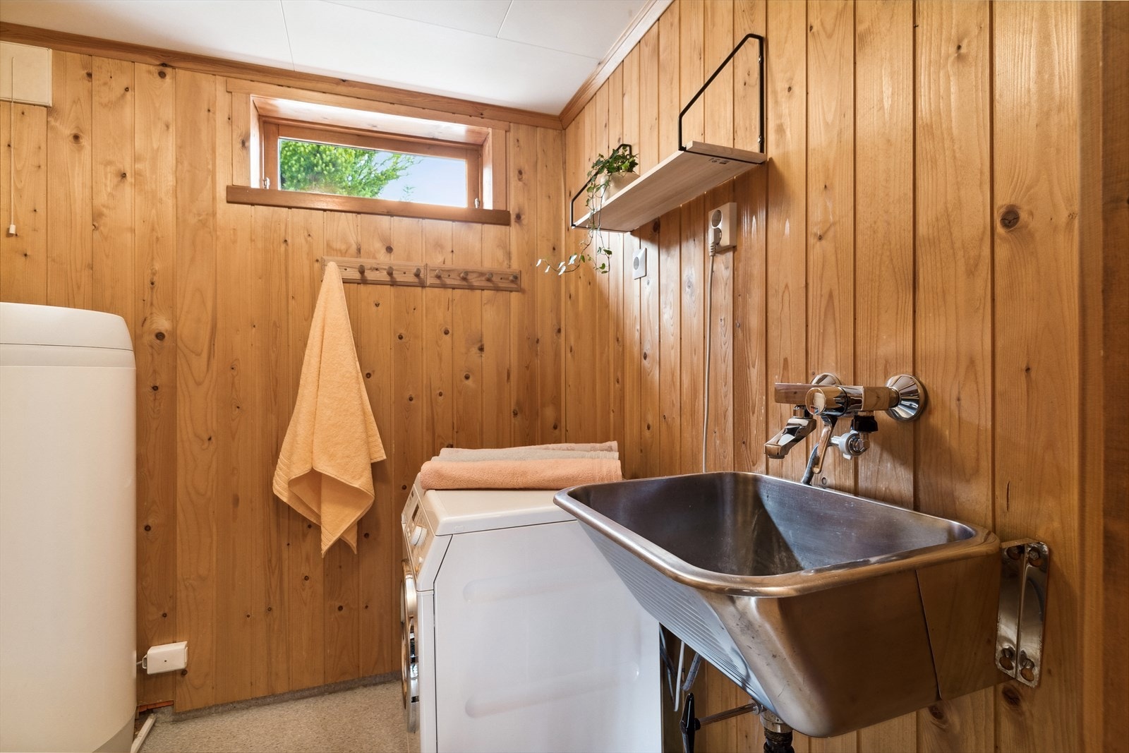 Eneboligen har eget vaskerom med bl.a. varmtvannsbereder fra 2012. Galleribilde
