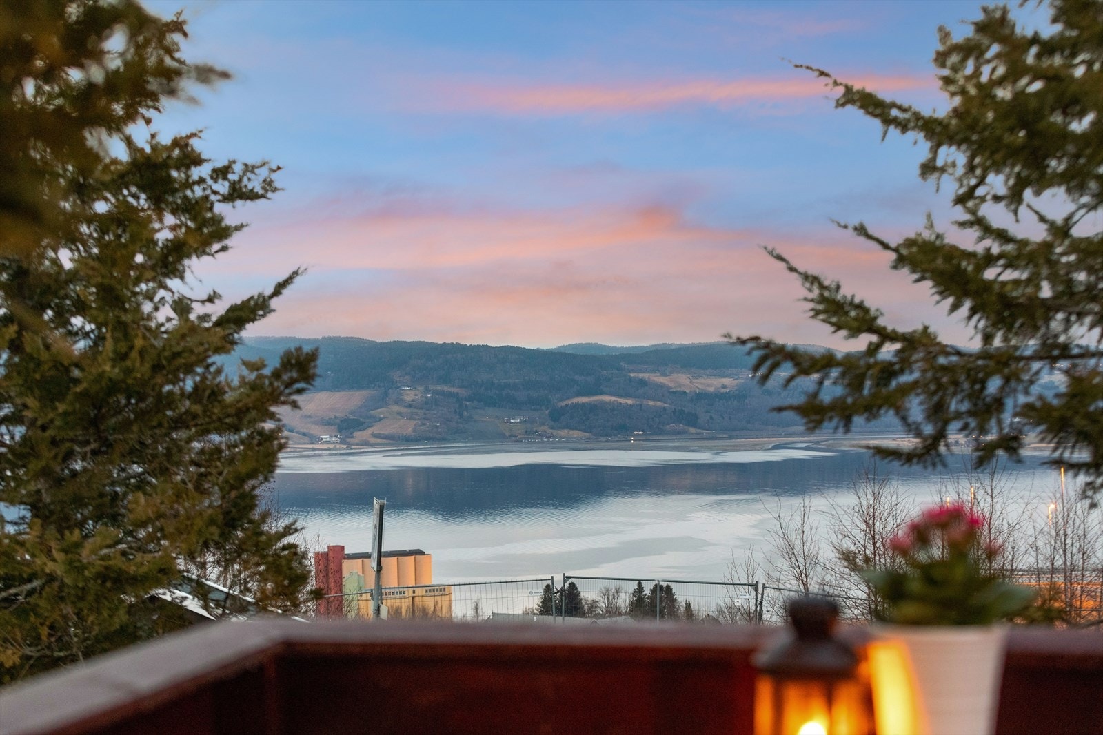 Terrassen byr på flott utsikt mot Buvikbukta, Gaulosen og Byneset. Galleribilde