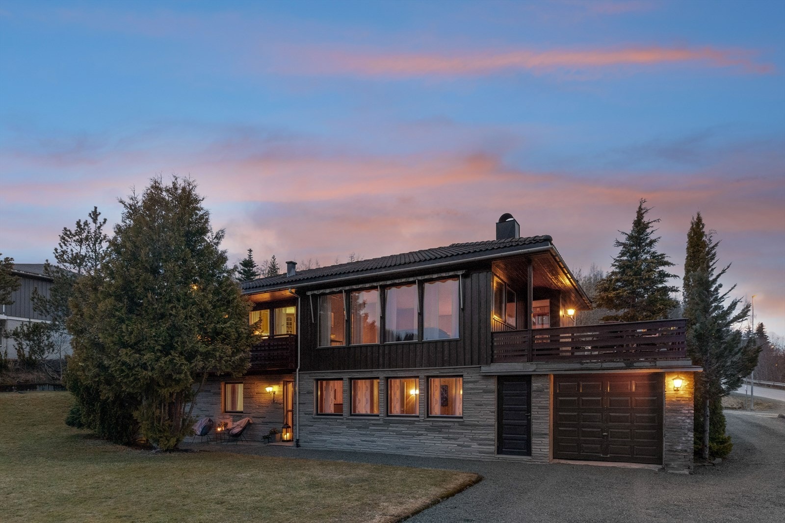 Boligen har en meget pent opparbeidet tomt på 1168 m², som sammen med flere uteplasser kan by på gode solforhold. Galleribilde