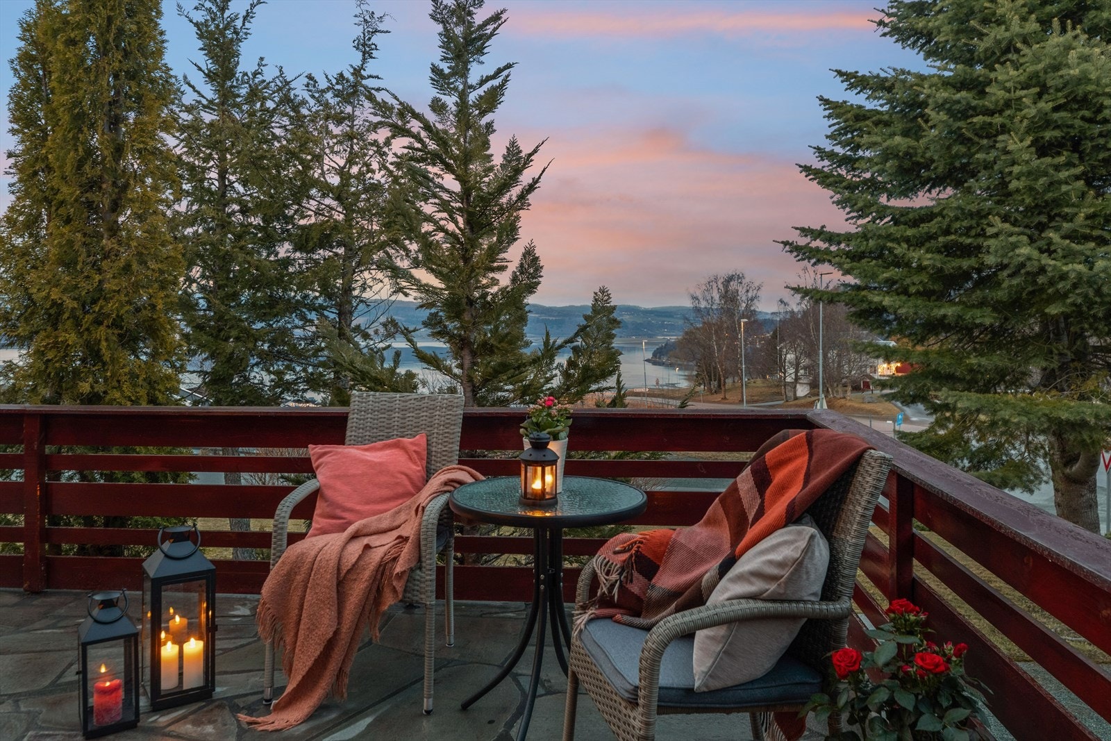 Fra stuen er det utgang til terrasse på ca. 25,5 m² over garasjen. Galleribilde