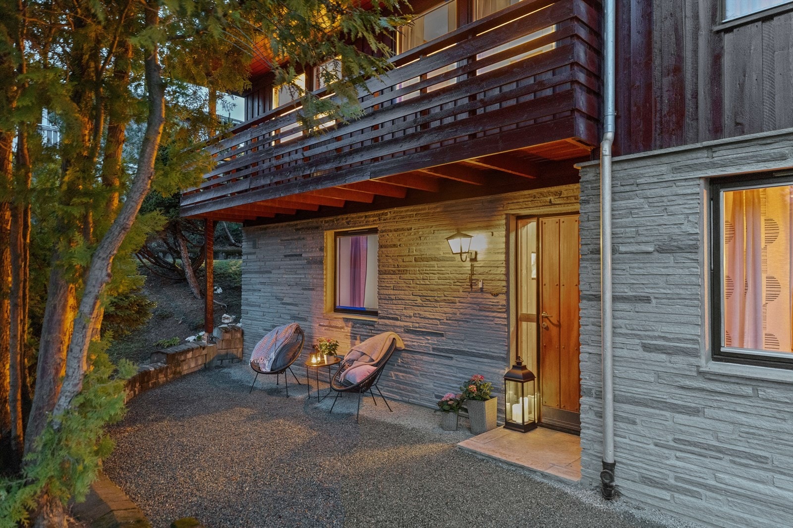 Ved det overbygde inngangspartiet kan du gjerne ha hagemøbler i lune omgivelser. Galleribilde