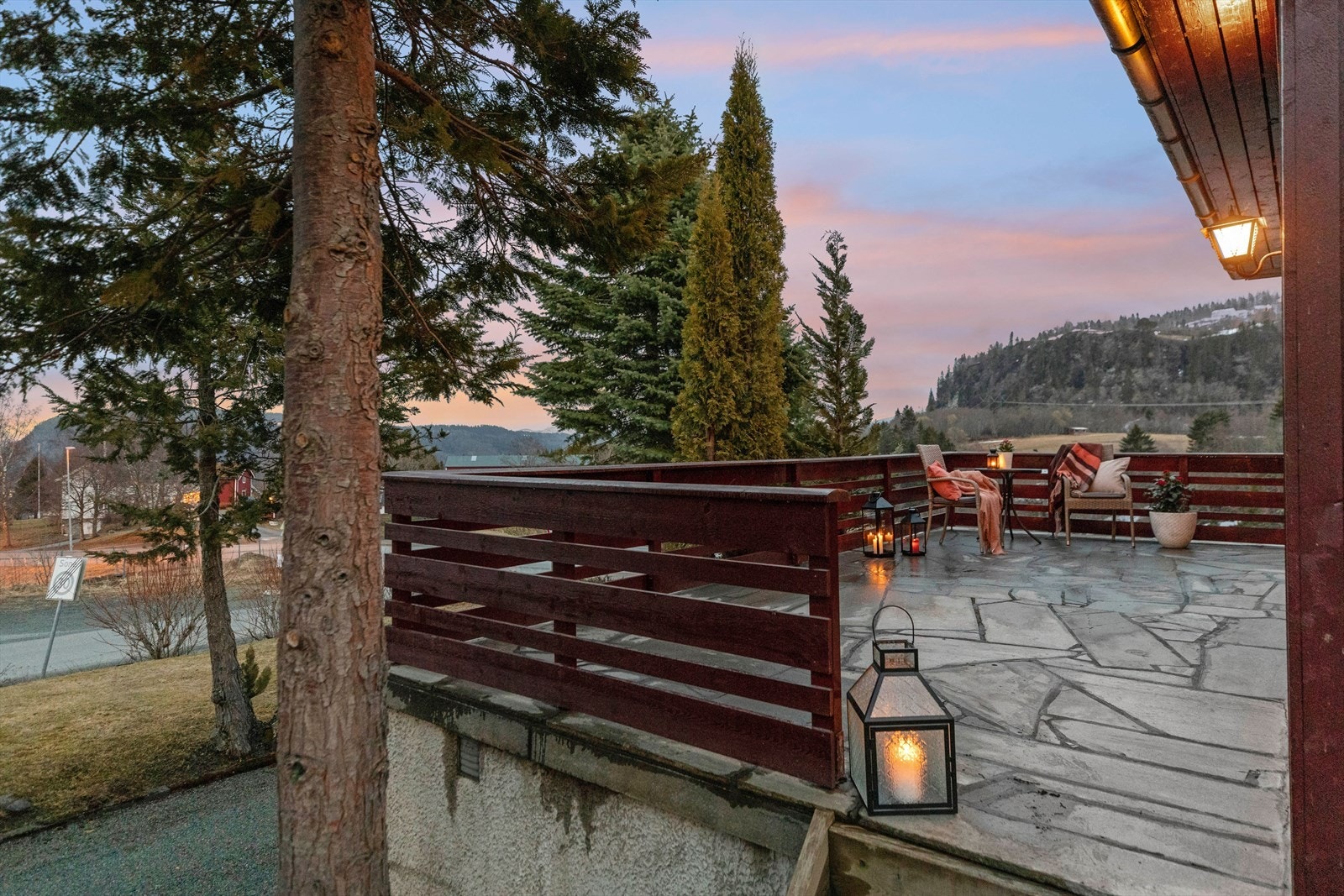 Terrassen har god plass til hagemøbler i hyggelige omgivelser. Galleribilde