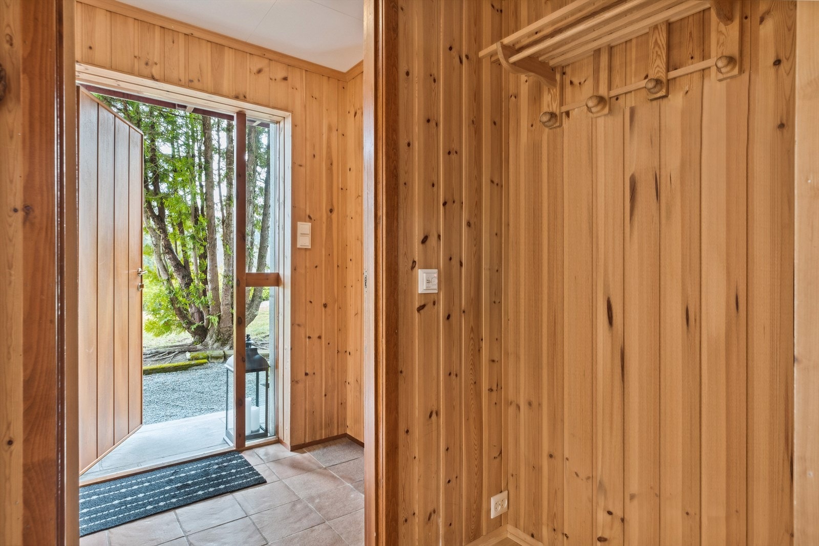 Eneboligen har adkomst via et hyggelig vindfang i underetasjen. Galleribilde