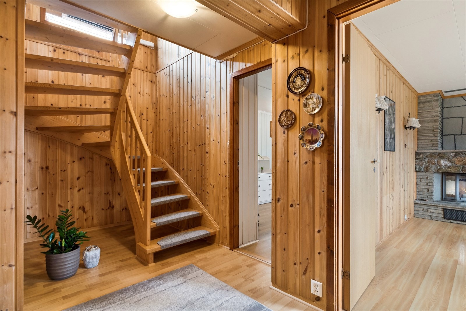 Boligen har god planløsning i begge etasjer. Galleribilde