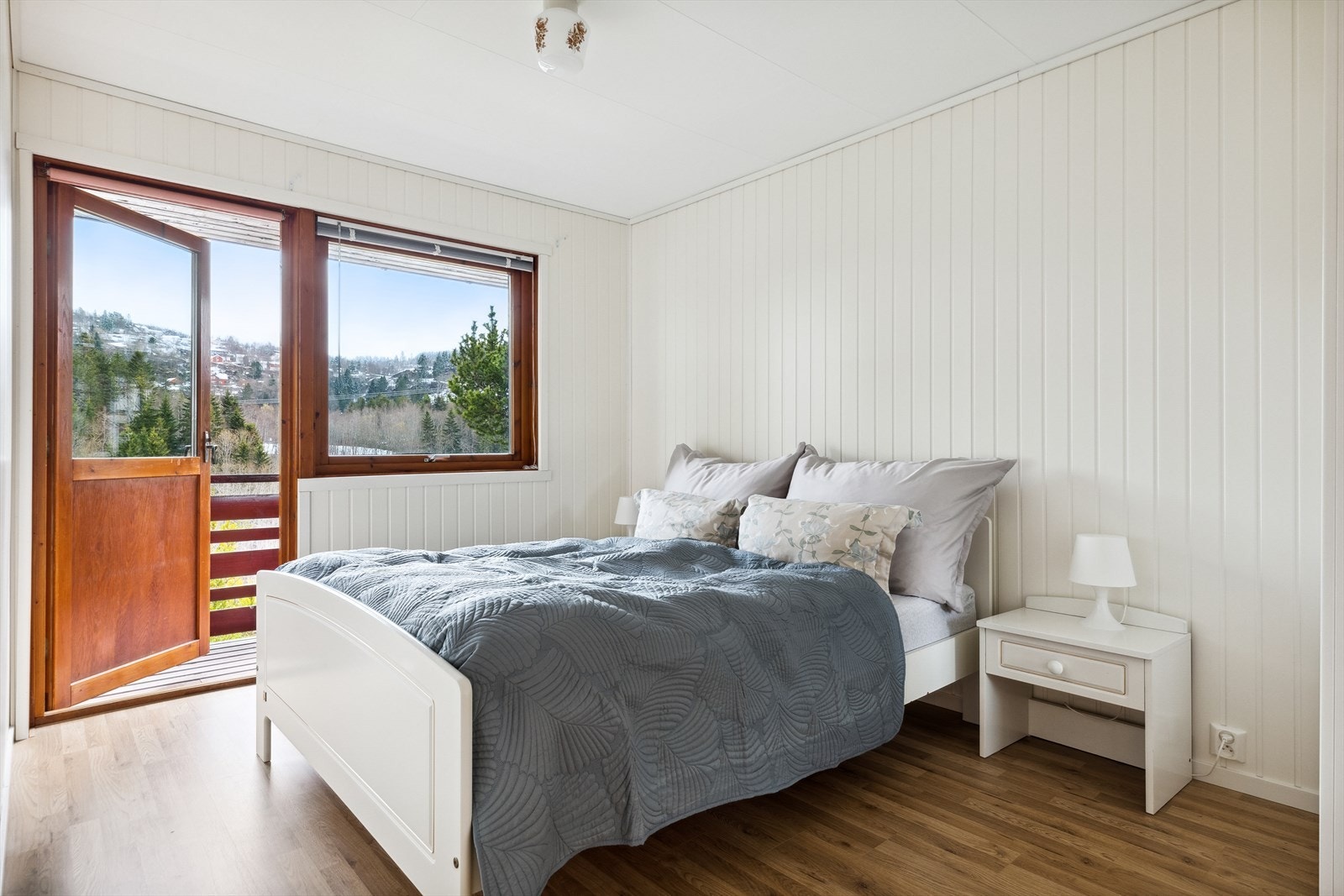 Fra hovedsoverommet er det utgang til luftebalkong på ca. 7 m². Galleribilde