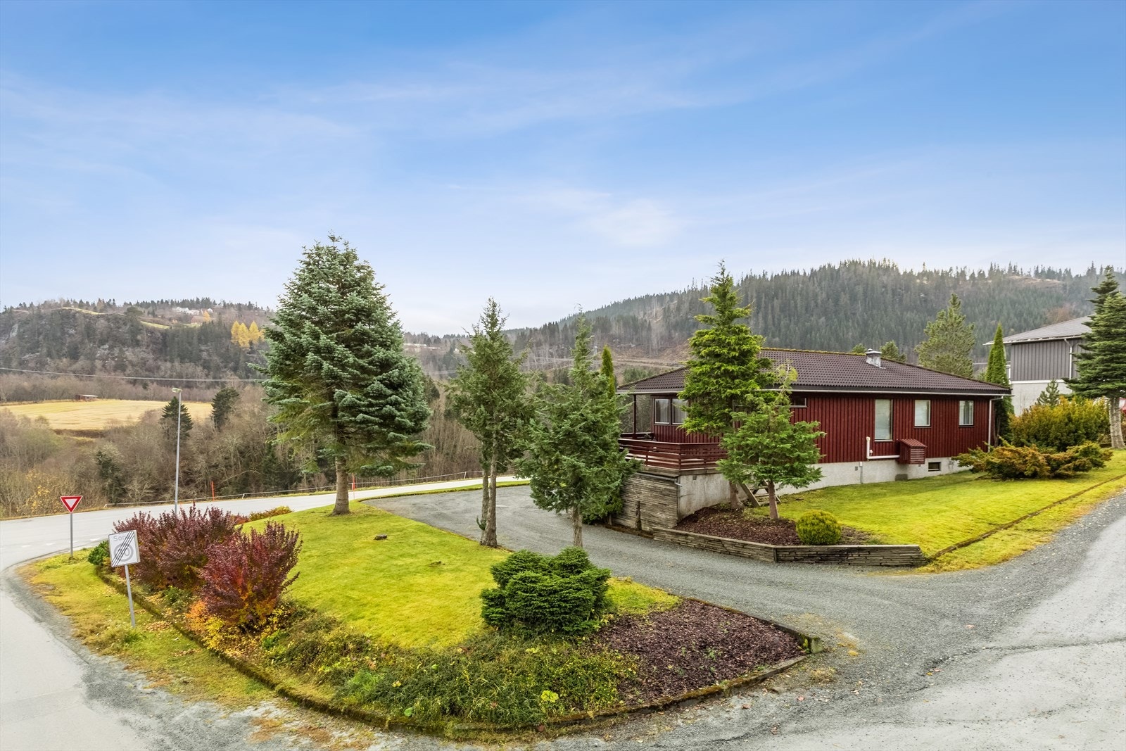 Det er gode parkeringsmuligheter i integrert garasje og på gruset gårdsplass. Galleribilde