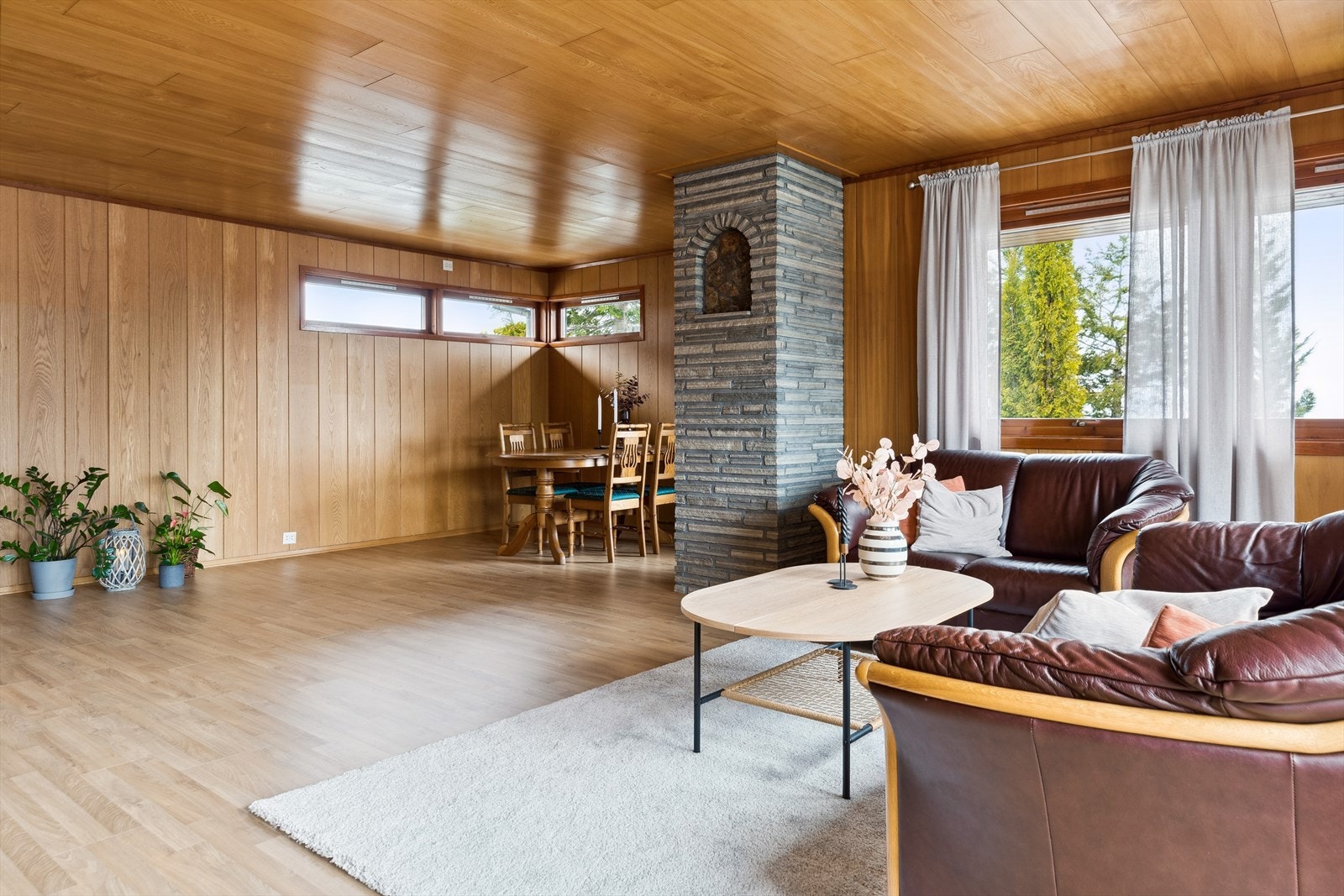 I stuen er det god plass til både hjørnesofa og spisebord. Galleribilde