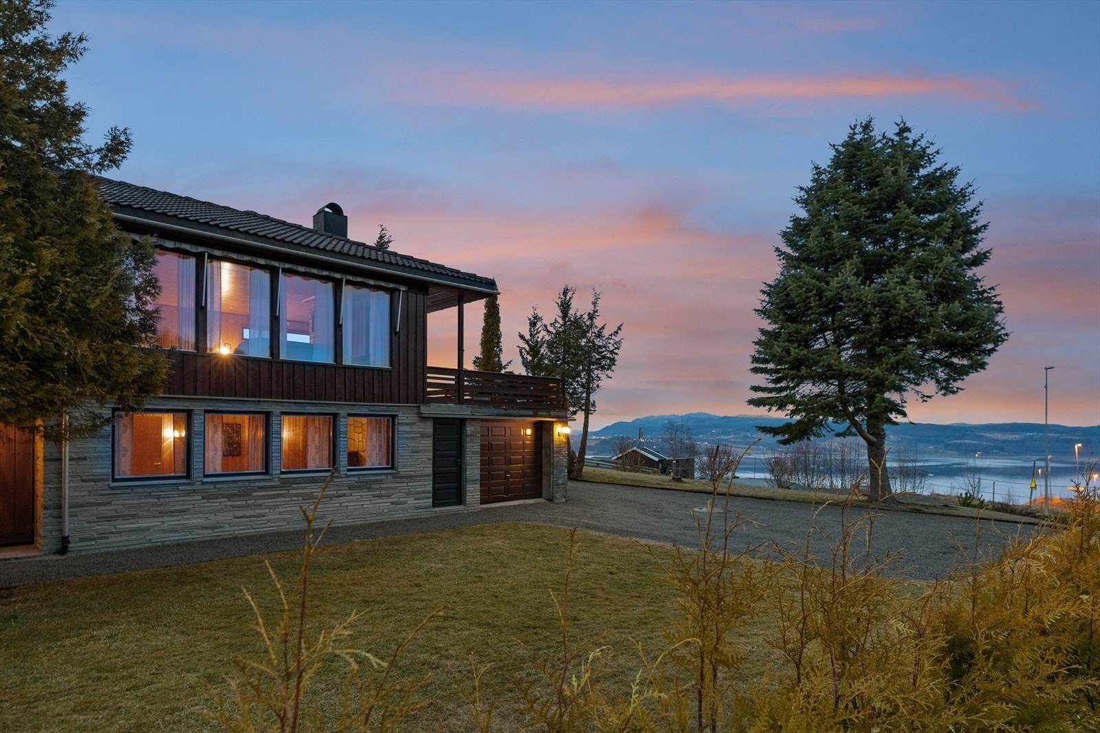 Eiendommen i et sentralt og barnevennlig boligområde, med kort vei til skole, barnehage og idrettsanlegg. Galleribilde