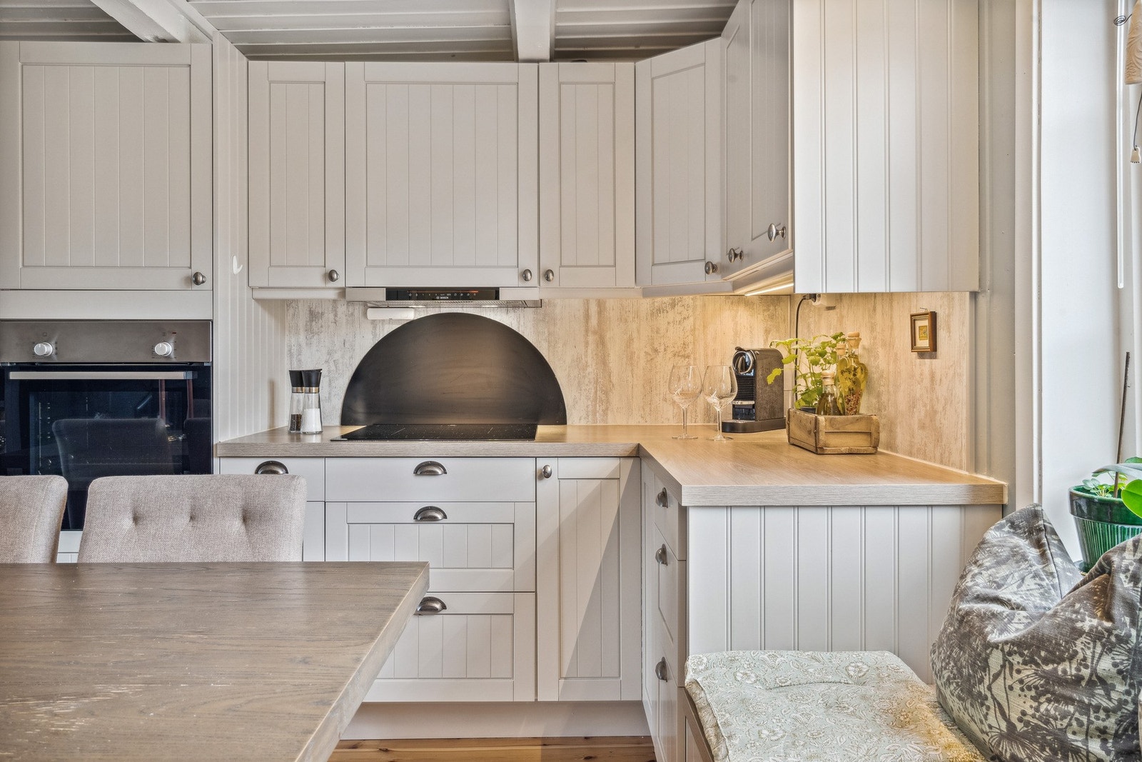 Flott kjøkken med integrerte hvitevarer som kjøl/fryseskap, stekeovn, platetopp og oppvaskmaskin. Galleribilde