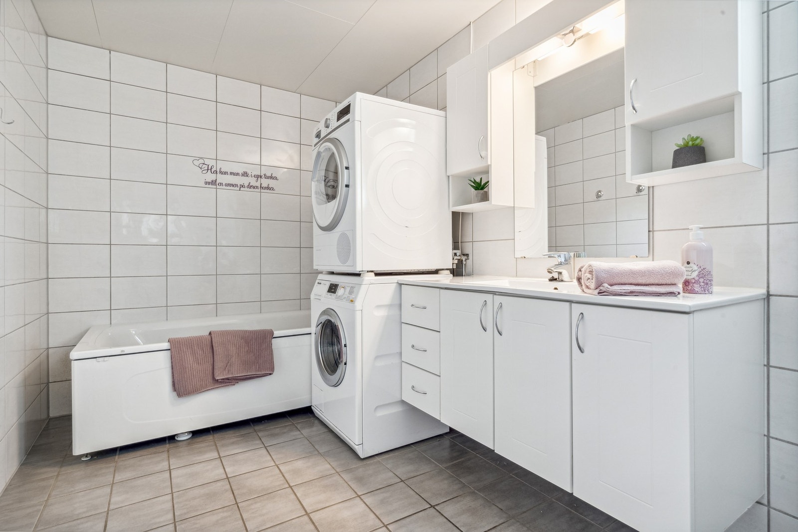 Romslig bad/vaskerom. Galleribilde