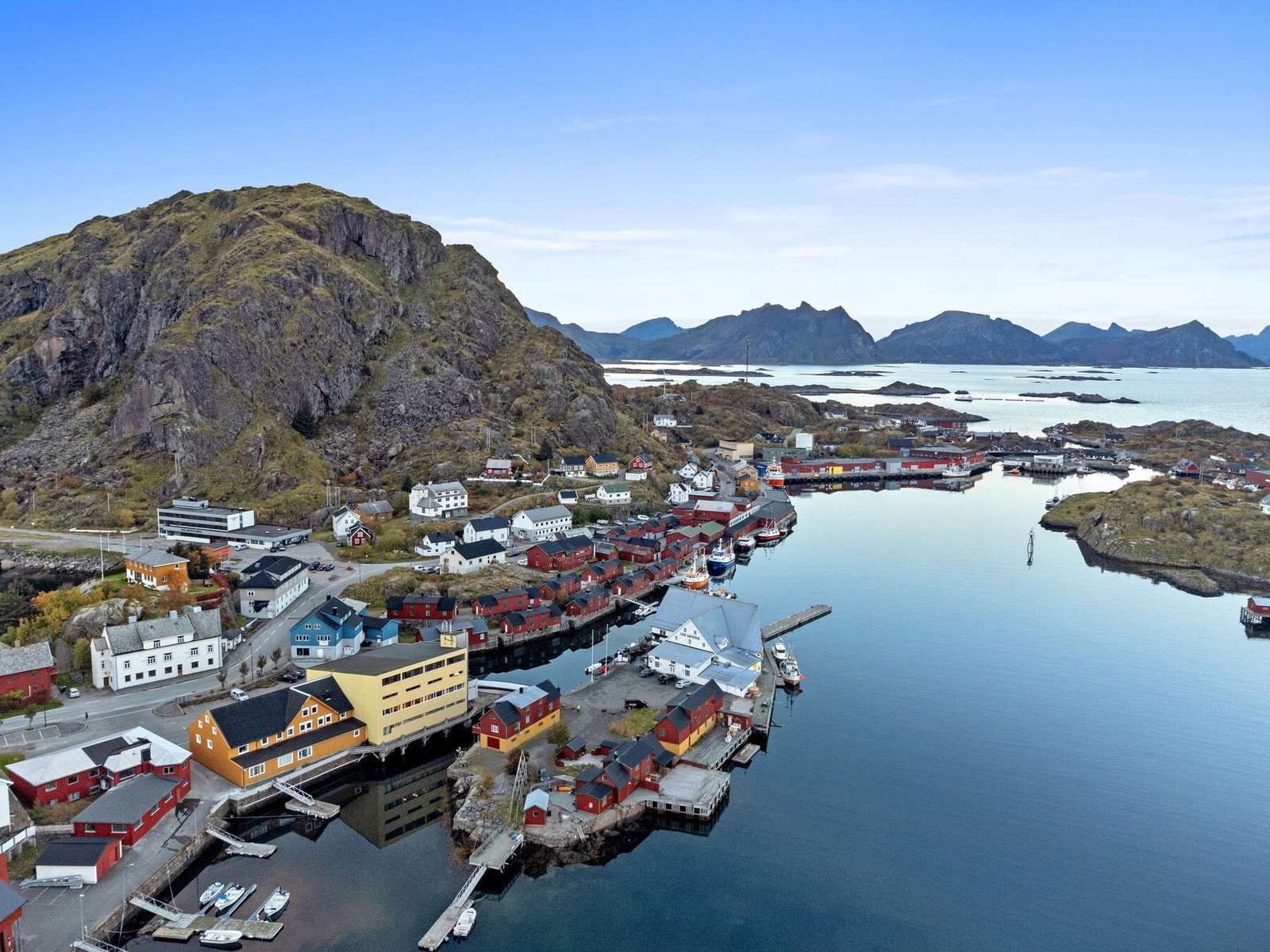 Stamsund er et av Lofotens mest tradisjonsrike og kjente fiskevær. Fiskeri-/industritettsted på sørsiden av Vestvågøy. Galleribilde