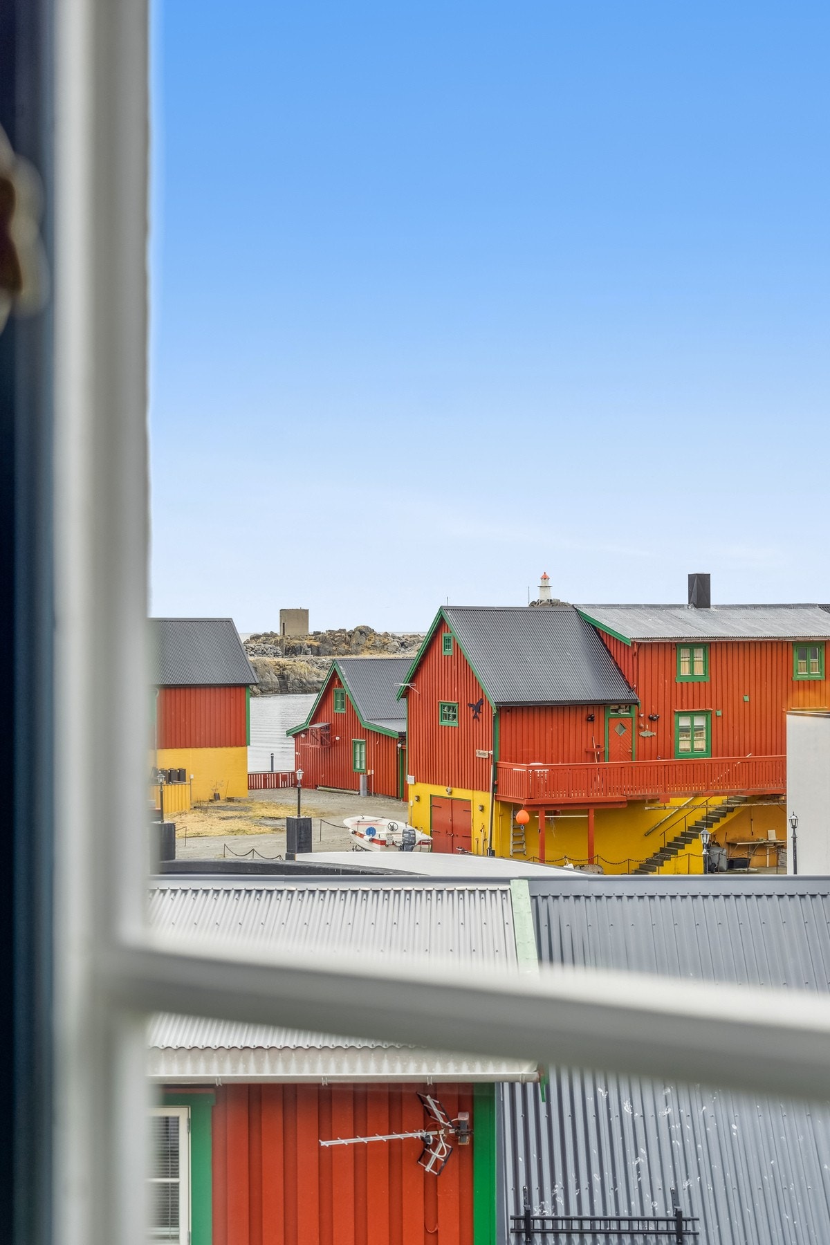 Her er du nærme sjøen i et tradisjonelt fiskevær med maritimt havnemiljø. Galleribilde