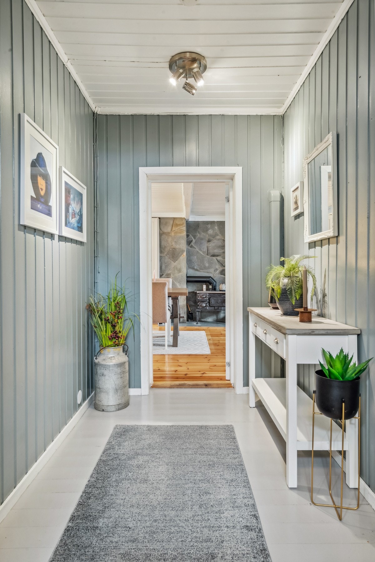 Rorbua er sjarmerende innredet. Her videre inn til stua og kjøkkenet. Galleribilde