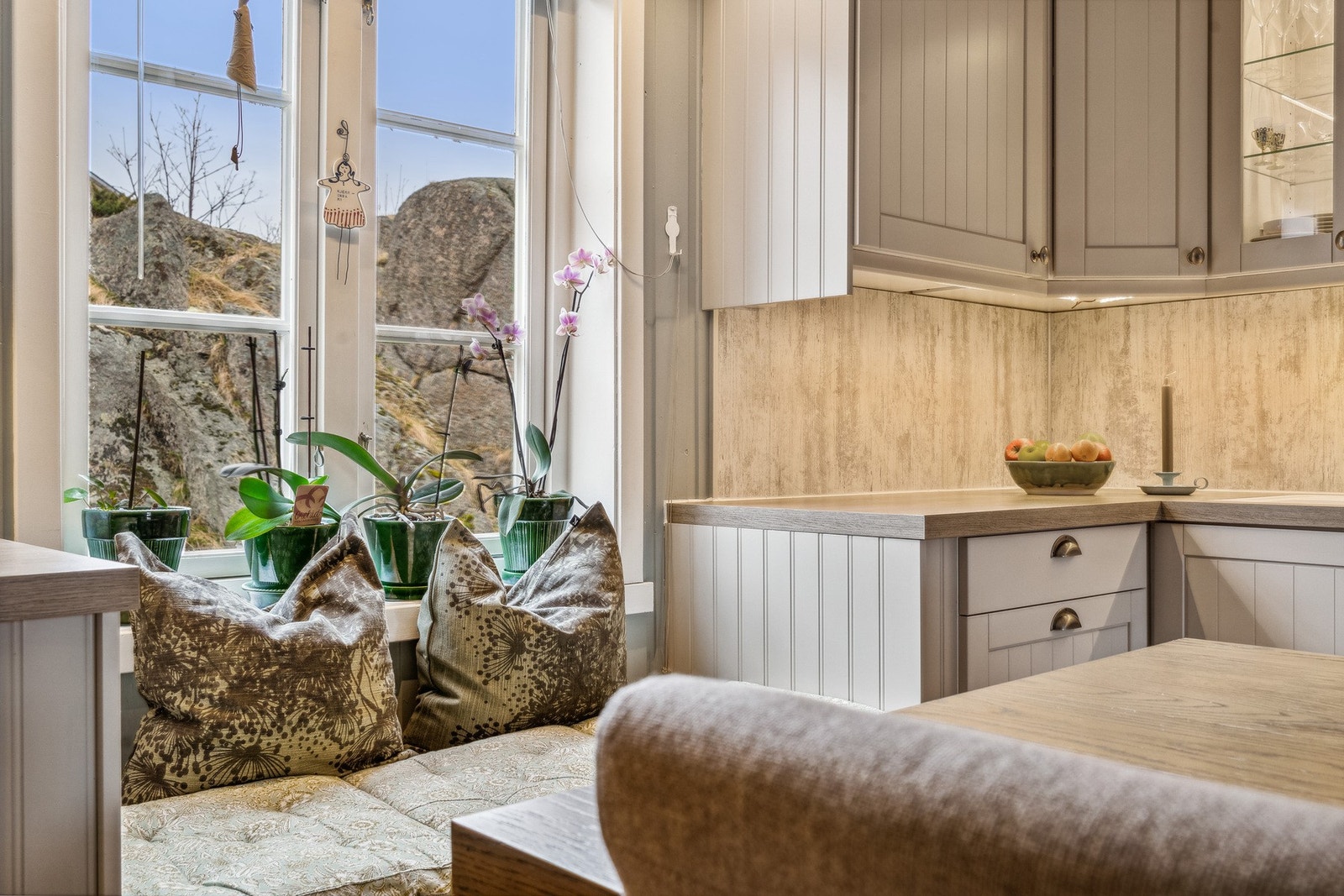 Stort vindu som slipper inn rikelig med naturlig lys. Galleribilde