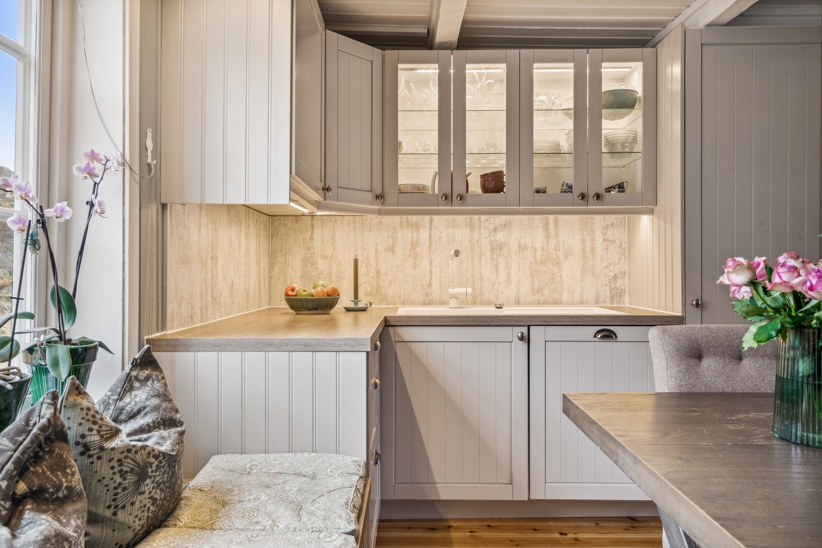 Kjøkkeninnredning med glasskap og lyslist. Galleribilde