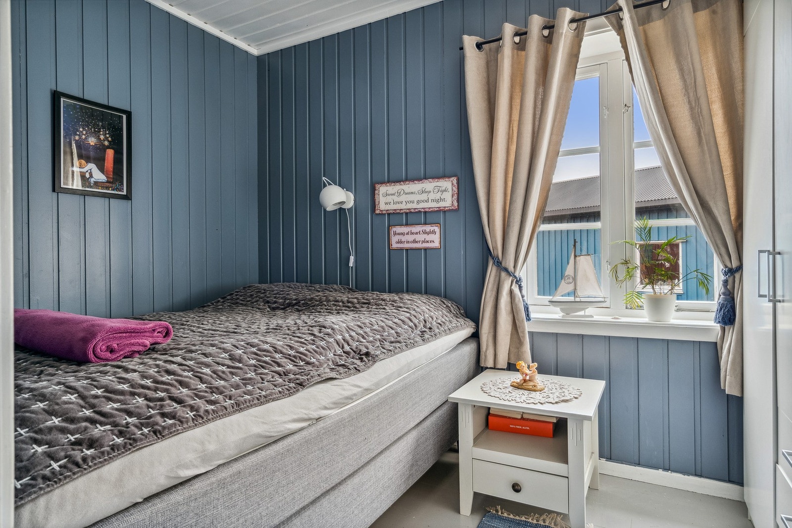 Soverom med garderobeskap. Malt opp i behagelig, sval farge. Galleribilde