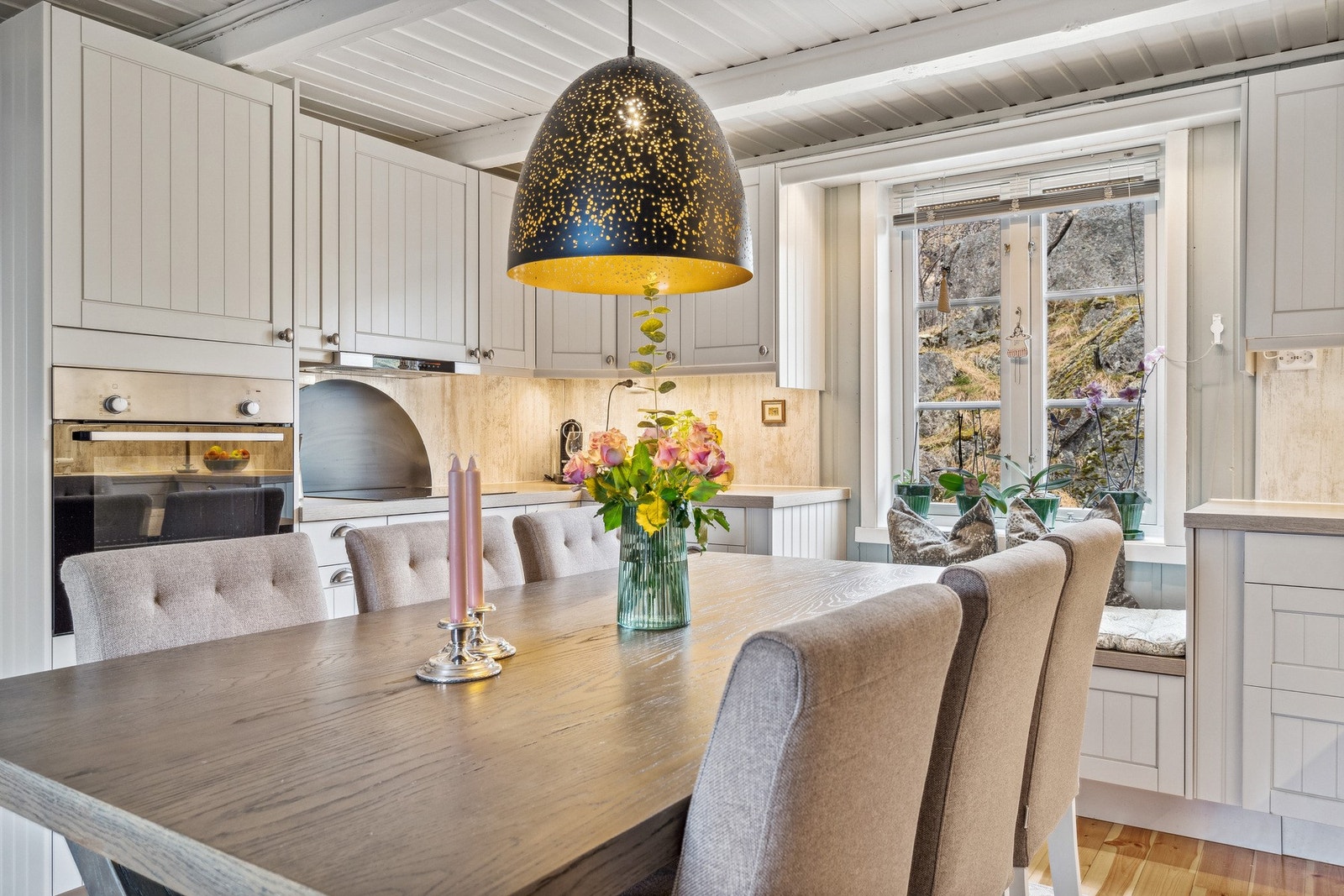 Fin liten benk ved vinduet. Galleribilde