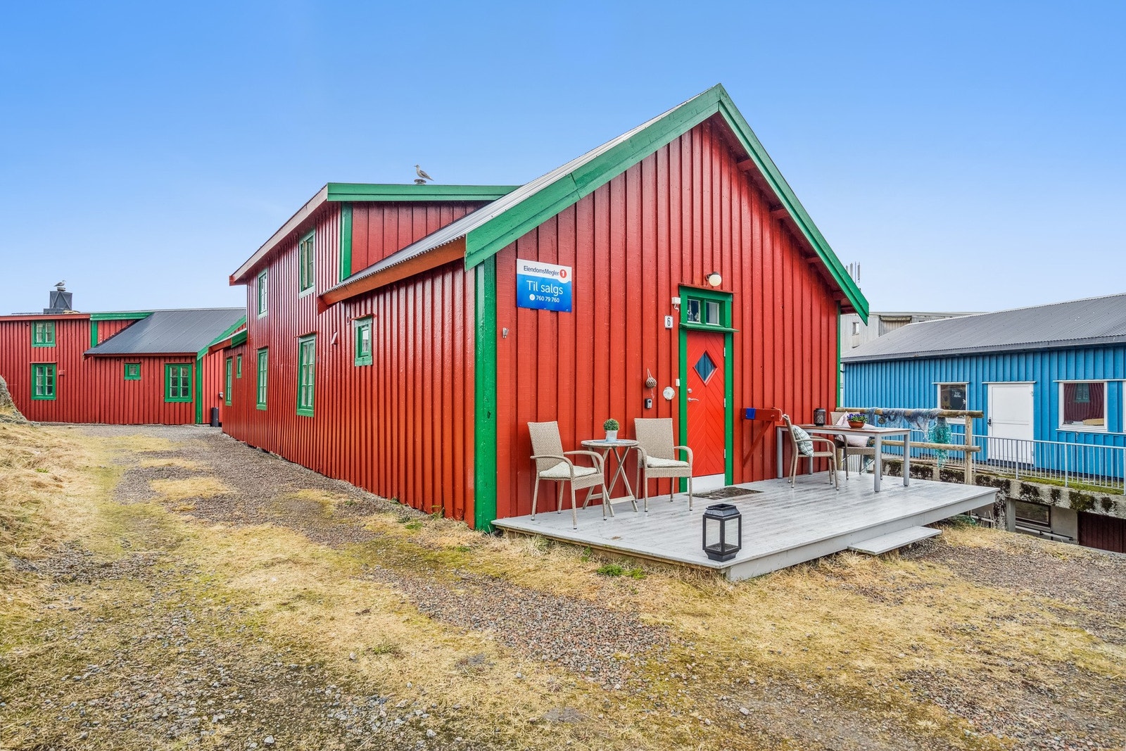 Vertikaldelt tomannsbolig som går over to plan. Flott uteområde ved inngangspartiet og gangavstand til det meste i Stamsund! Galleribilde