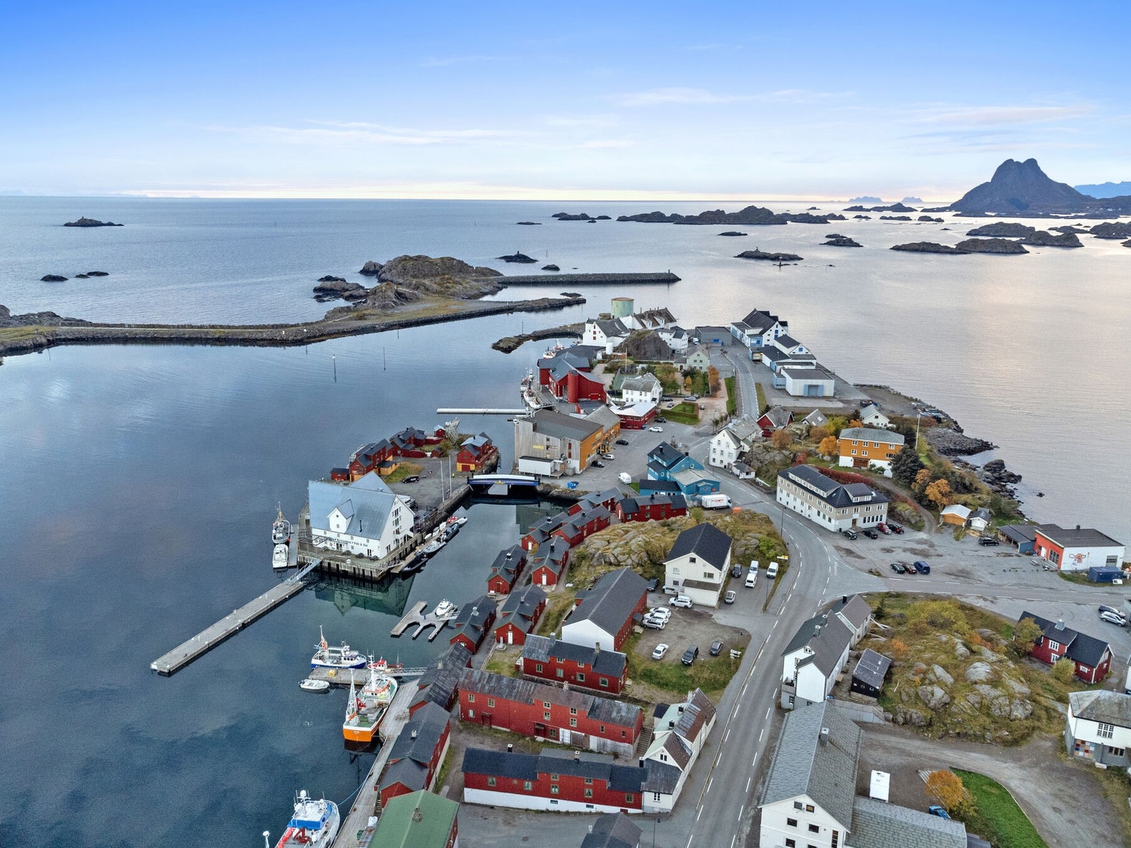 Her har du nærhet til bl.a. hav, restaurant, dagligvarebutikk, treningssenter og hurtigruten. Galleribilde