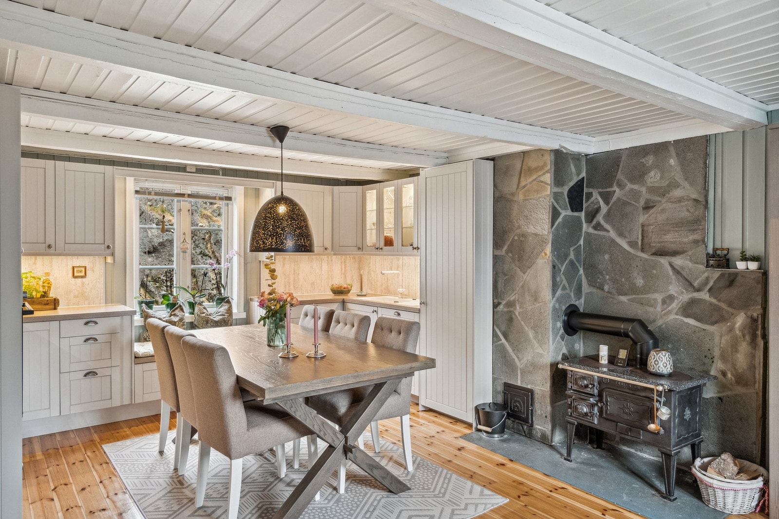 Plassbygd kjøkkeninnredning fra Epoq fra 2022 med mye skap- og benkeplass. Galleribilde