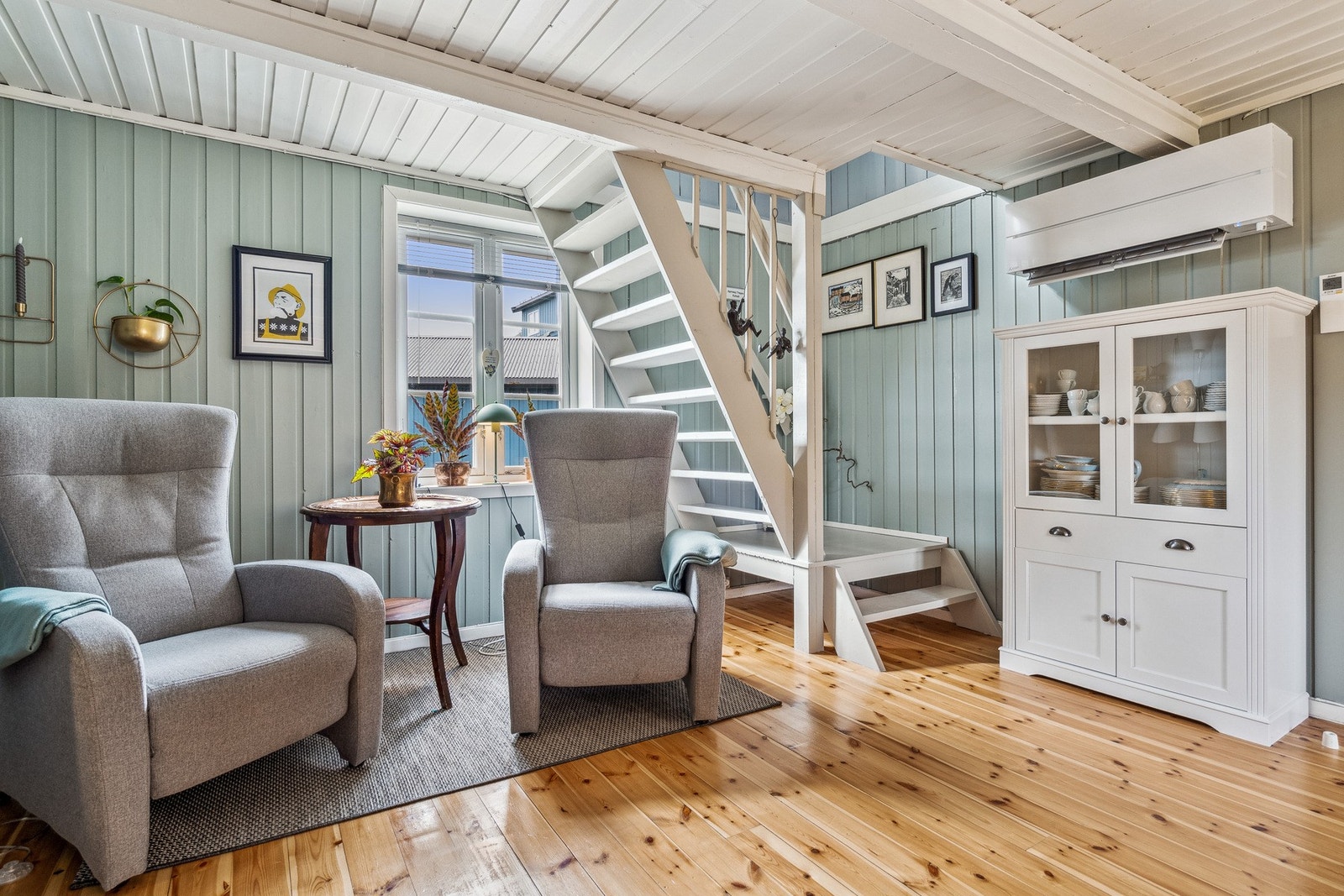 Oppvarming med varmepumpe som står ved trappeoppgangen. Galleribilde