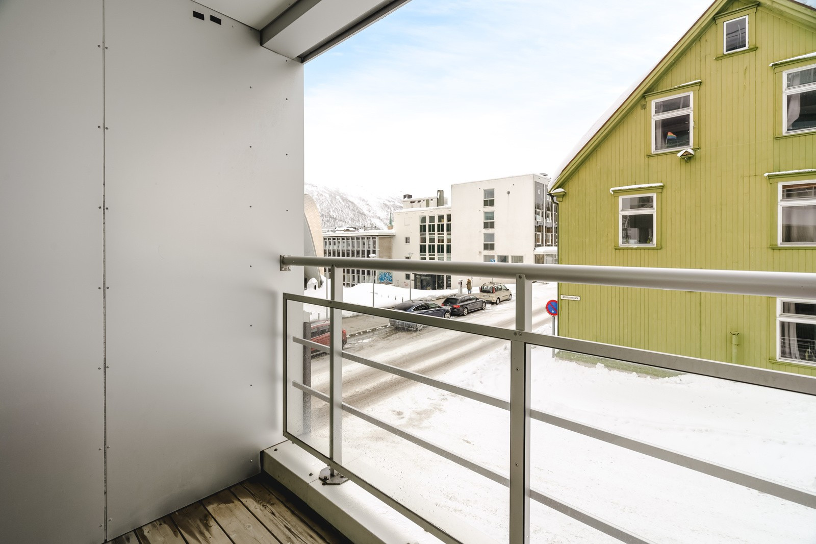 Fra stuen er det utgang til overbygd sørvendt balkong.